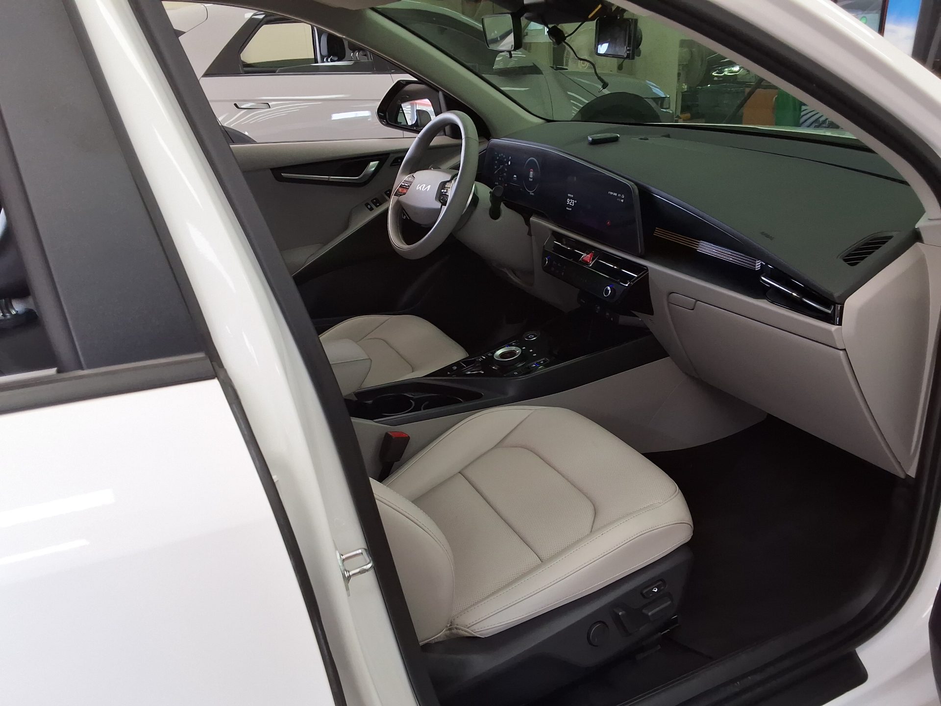 2023 - kia niro