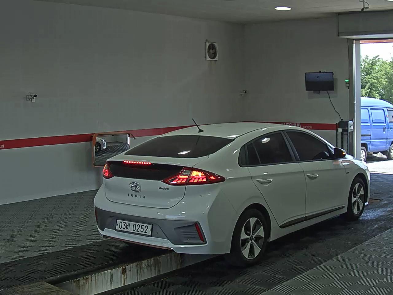 2017 - hyundai ioniq