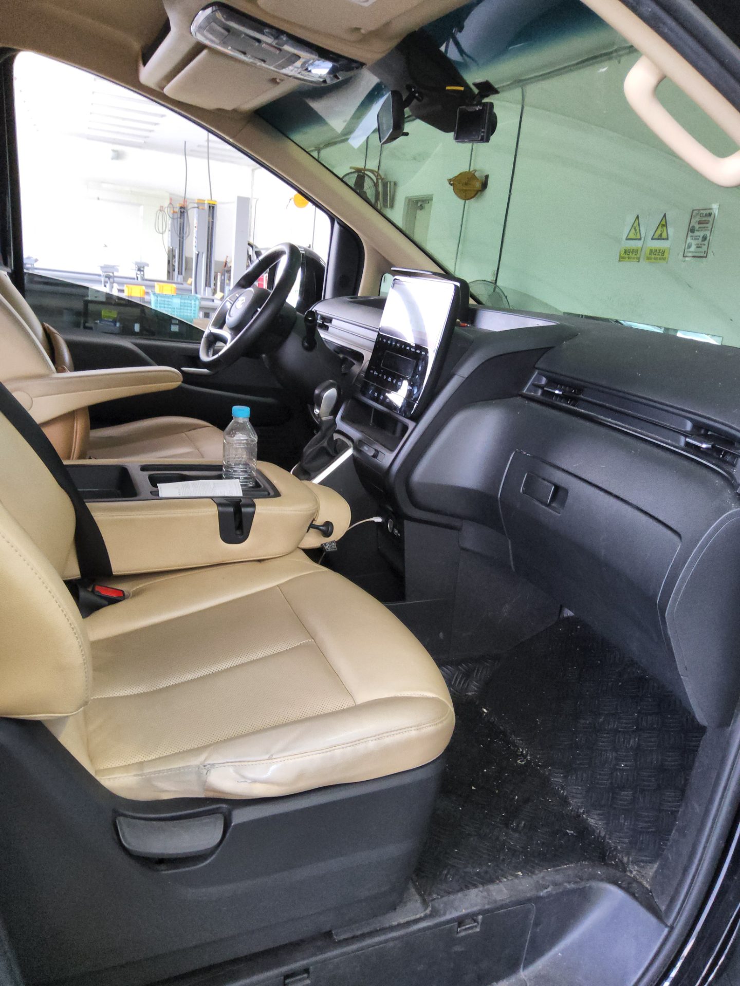 2023 - hyundai staria