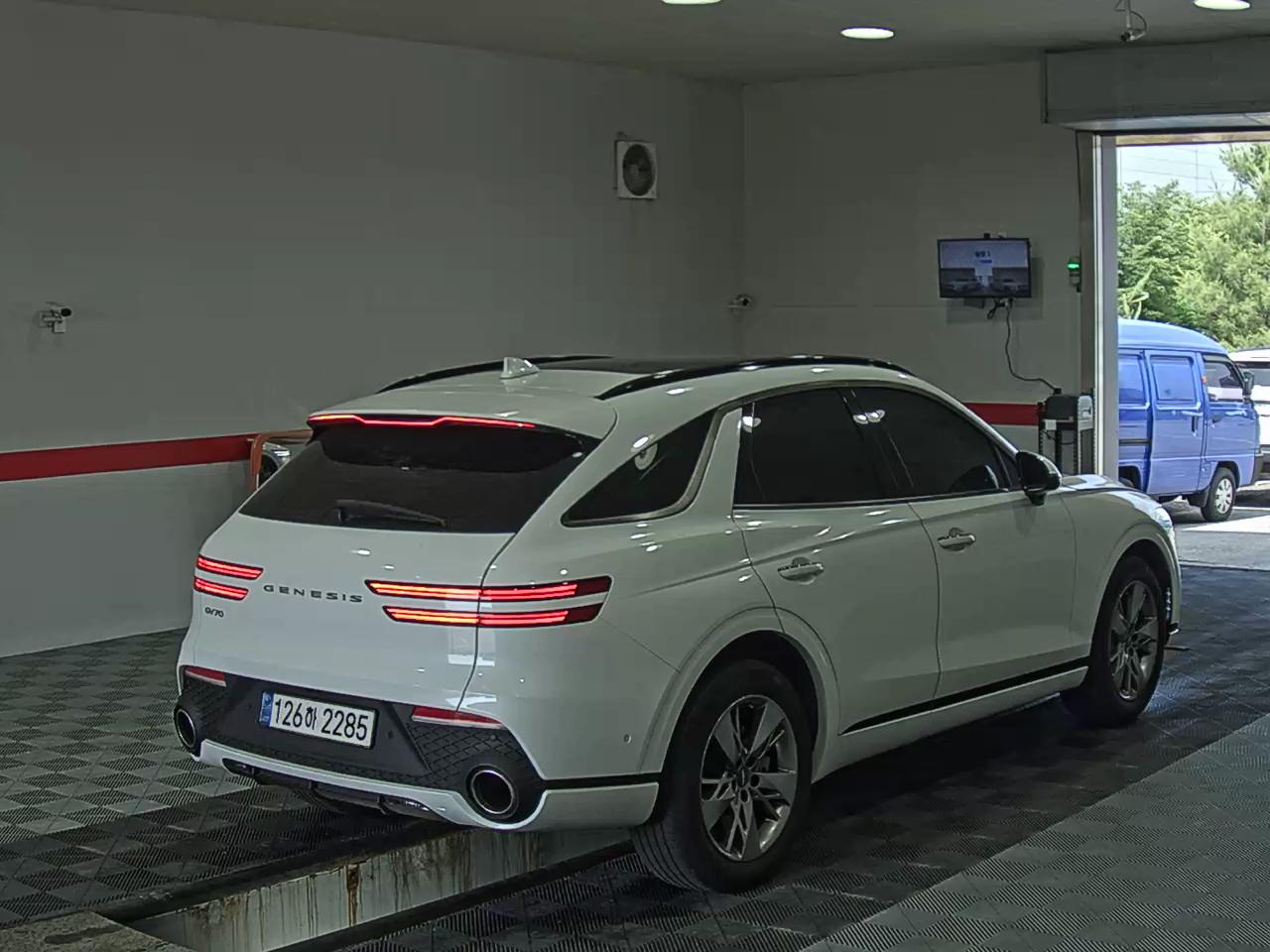 2021 - genesis gv70