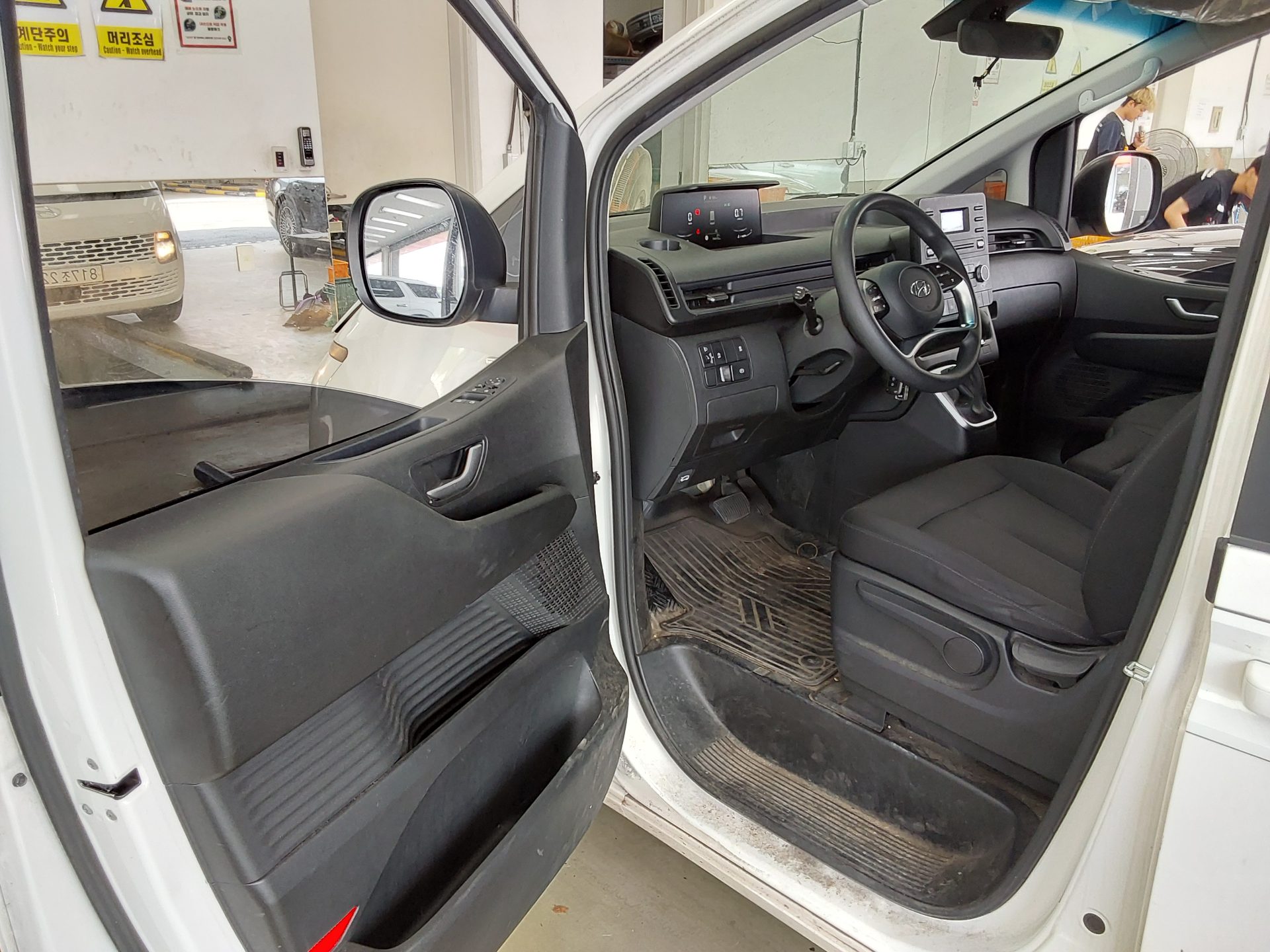 2022 - hyundai staria