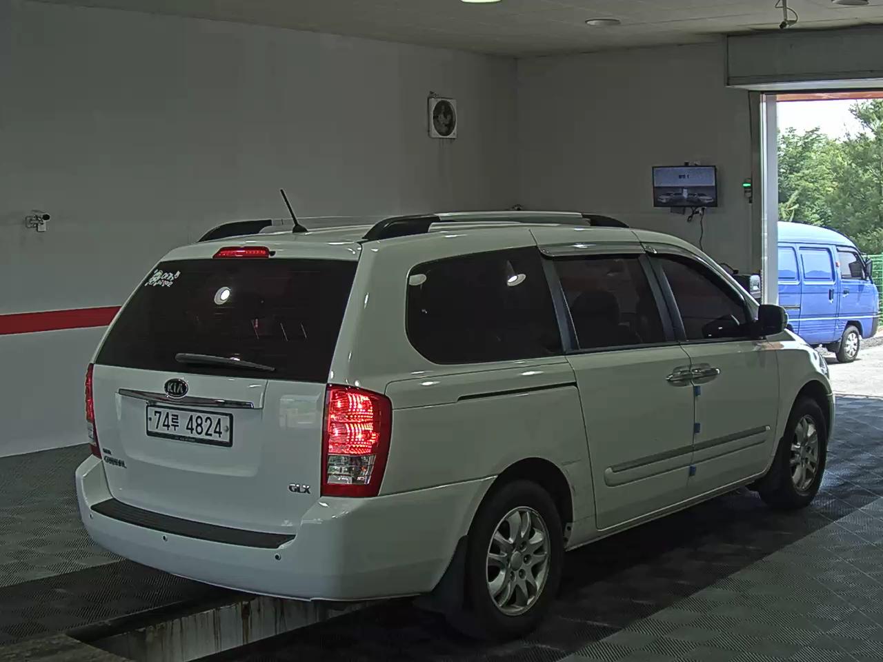 2011 - kia carnival
