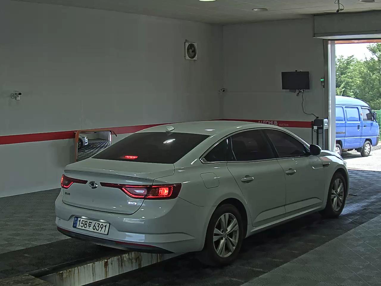 2016 - renault sm6