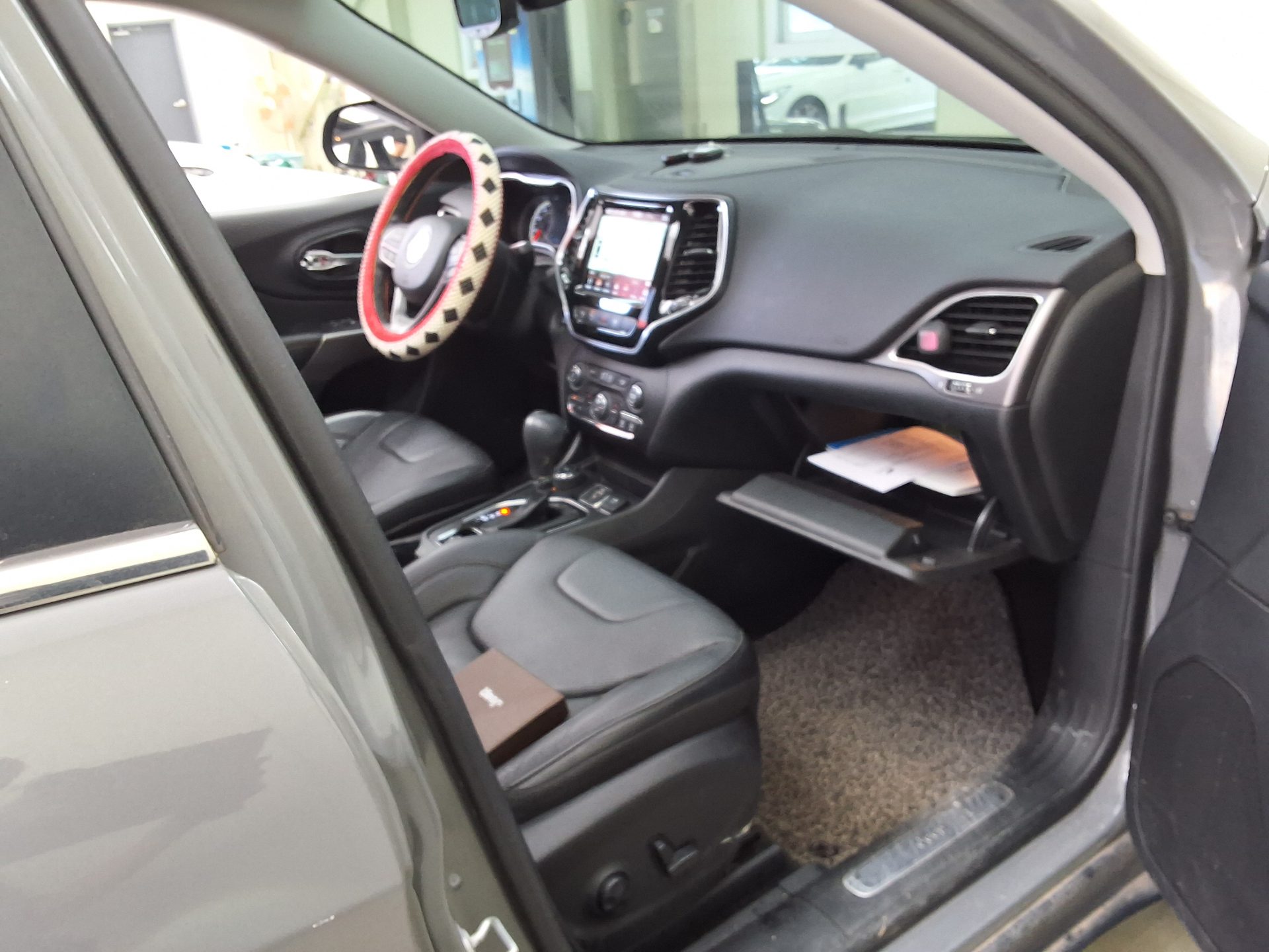 2021 - jeep cherokee