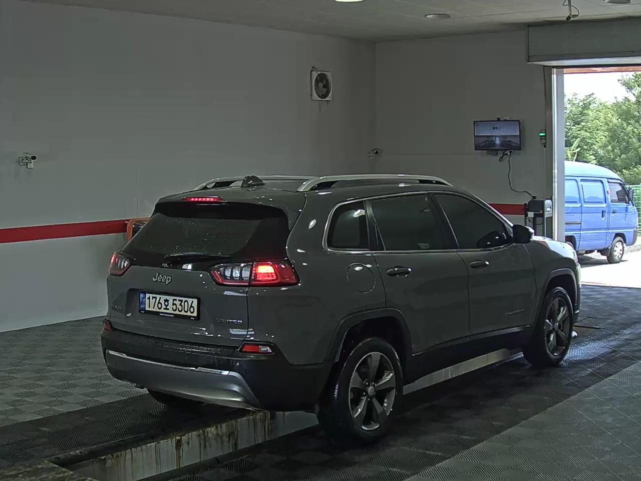 2021 - jeep cherokee