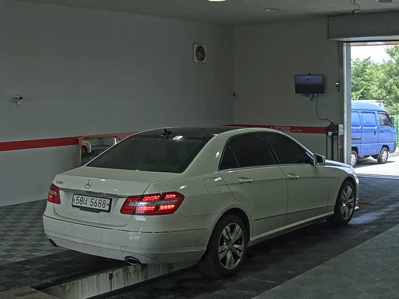 2011 - mercedes-benz e300