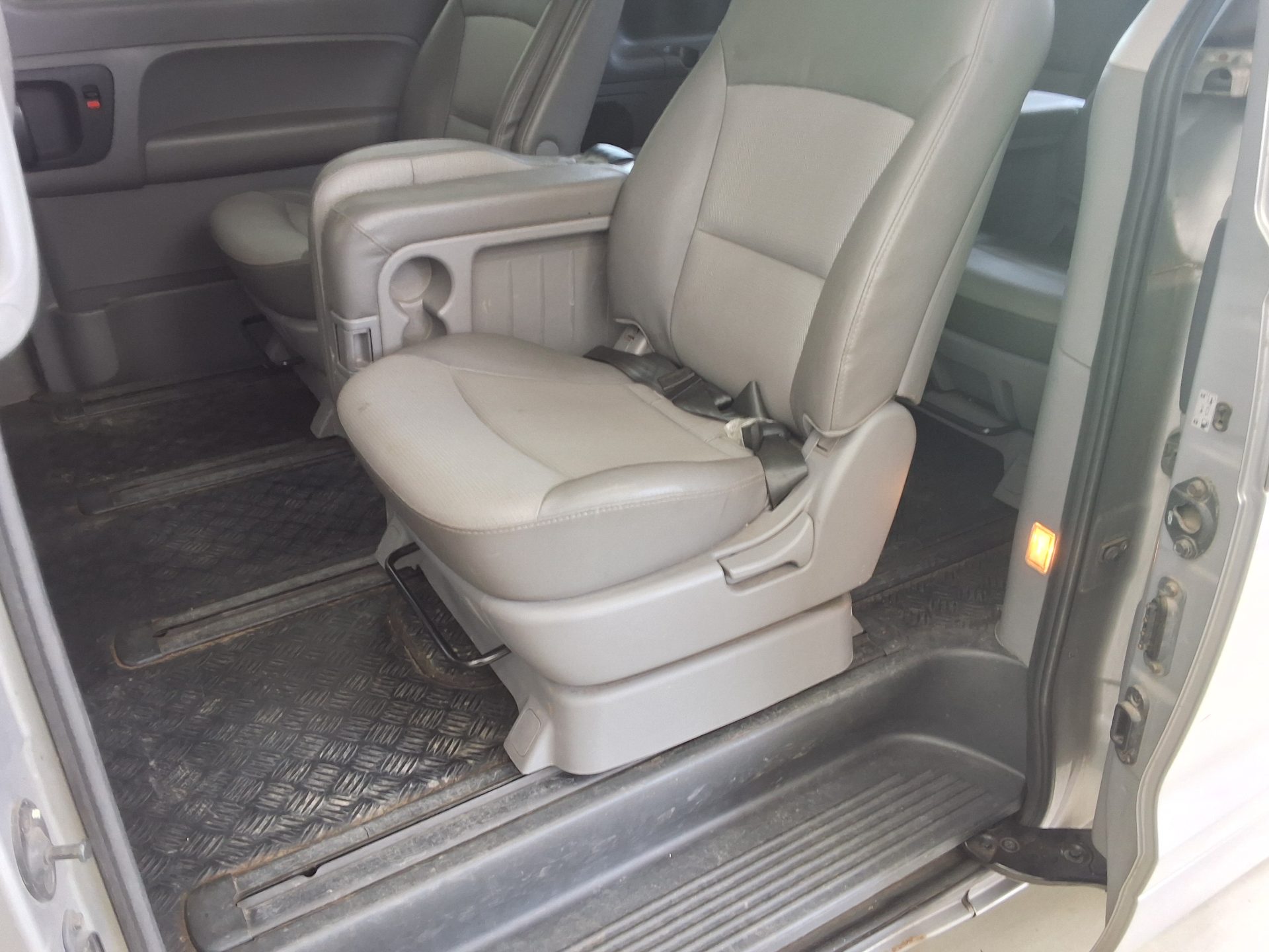 2012 - hyundai grand starex