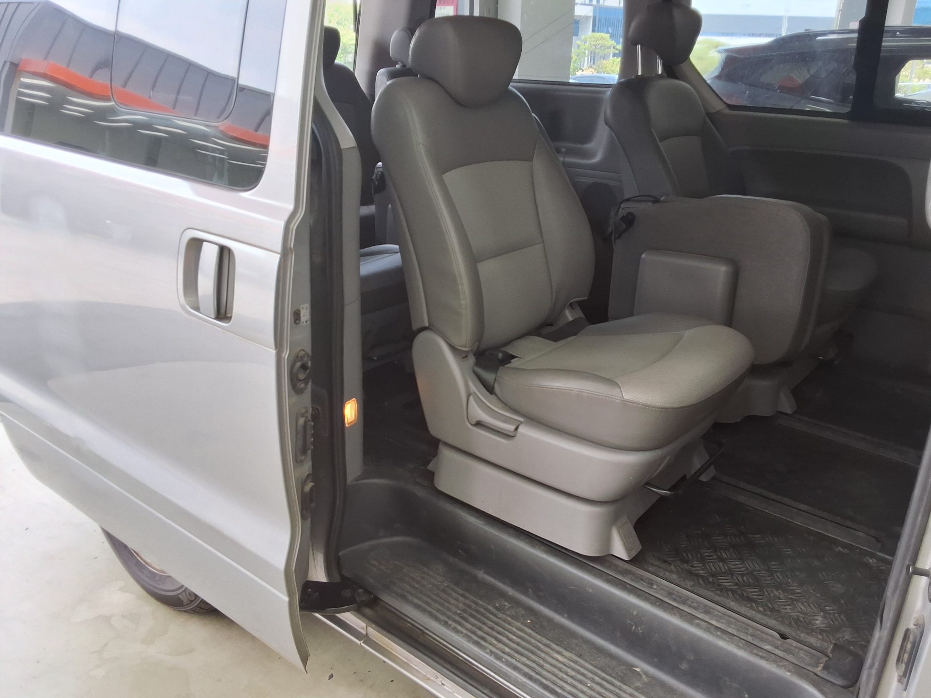 2012 - hyundai grand starex
