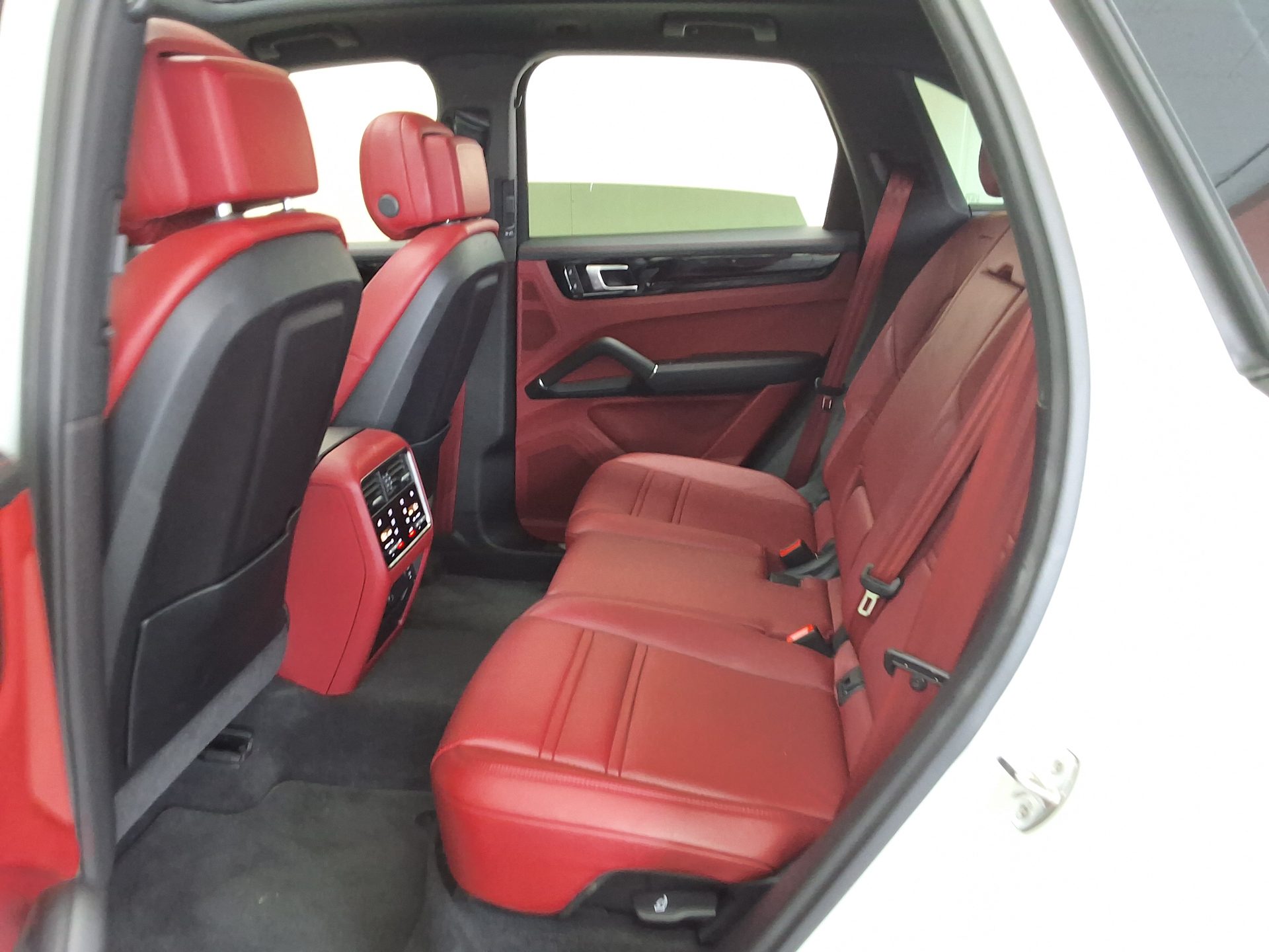 2023 - porsche cayenne
