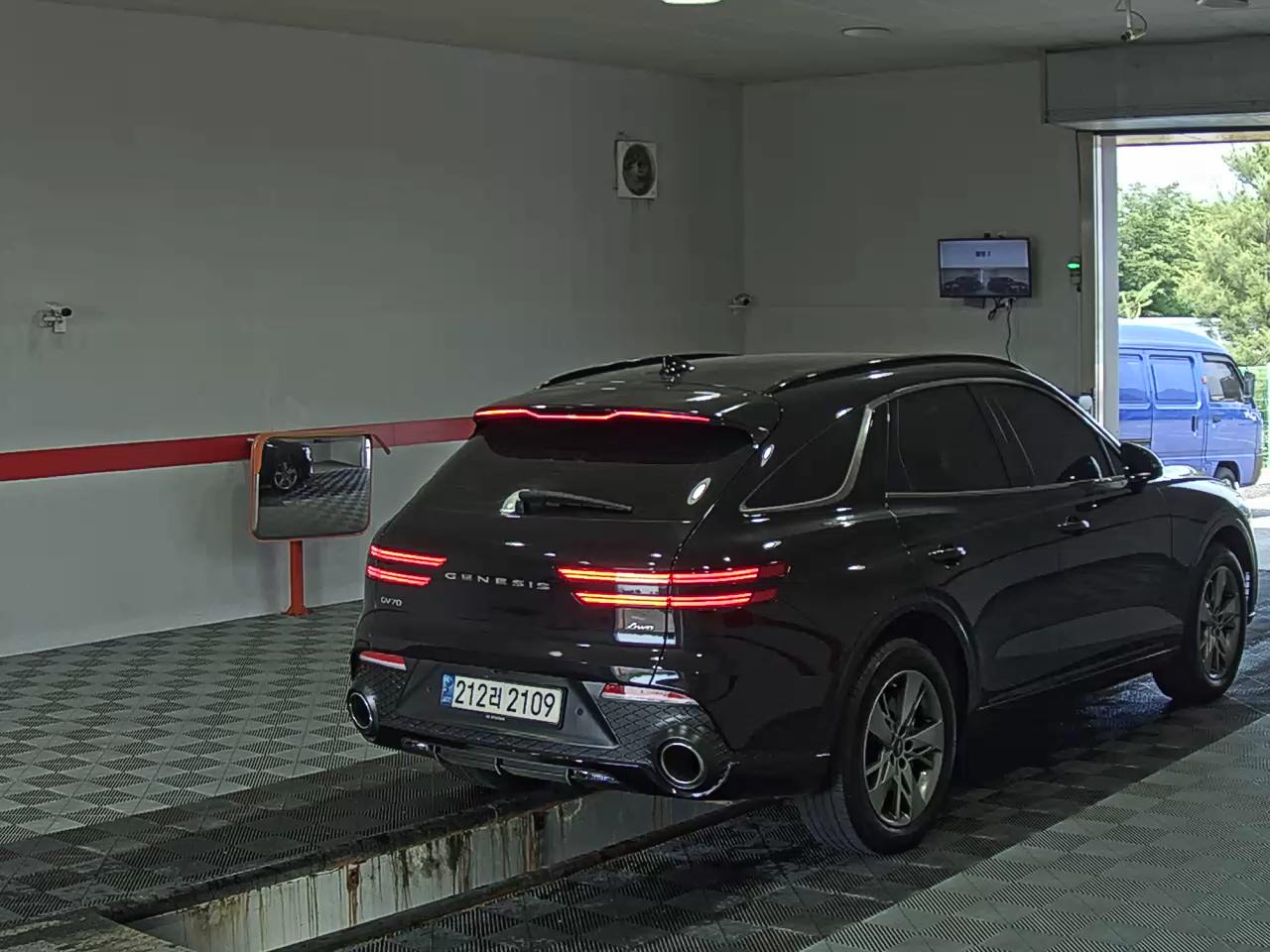 2022 - genesis gv70