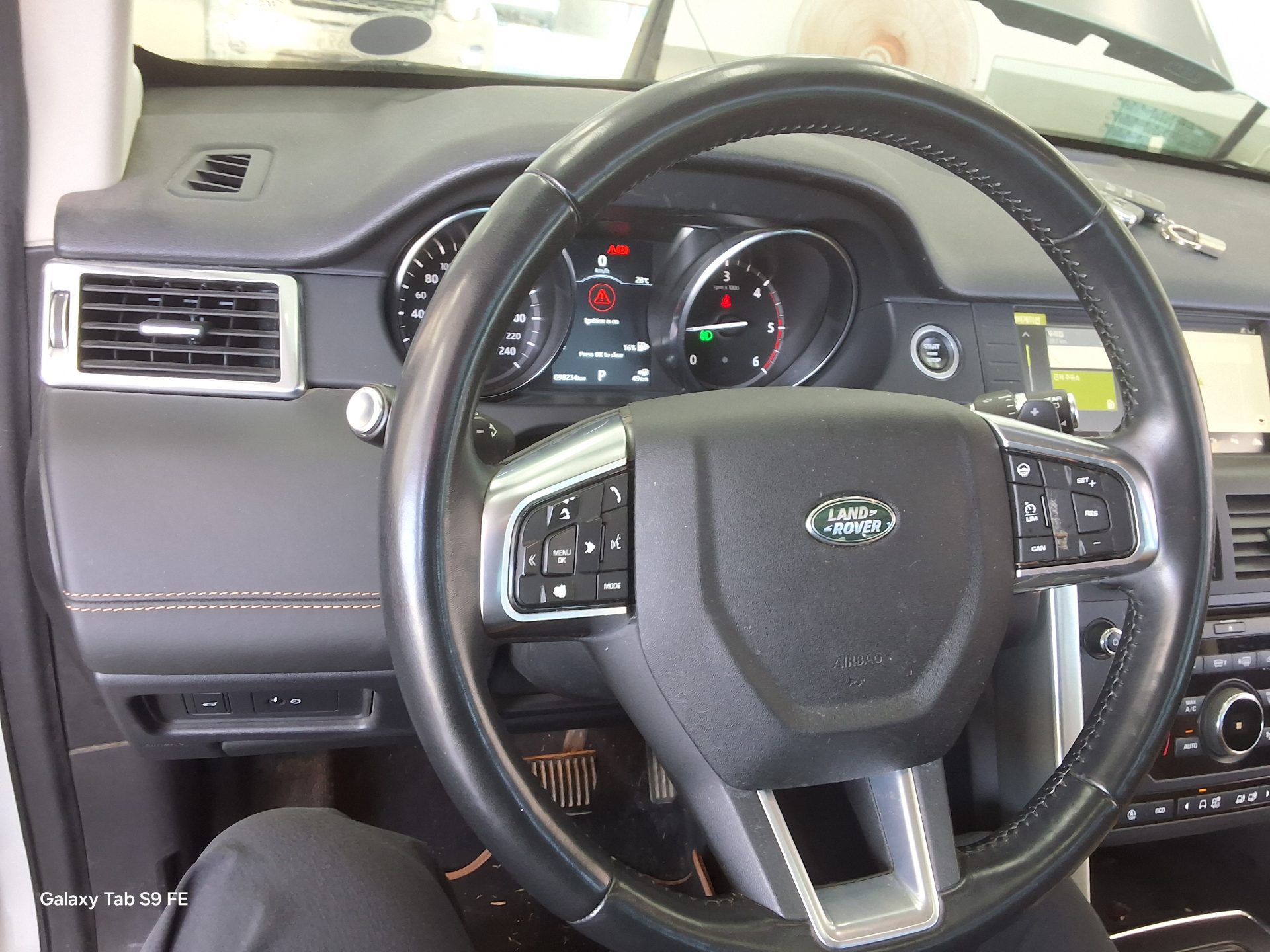 2019 - land rover discovery