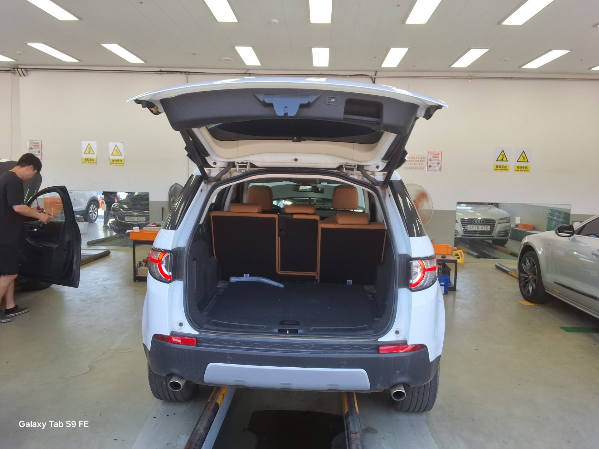2019 - land rover discovery