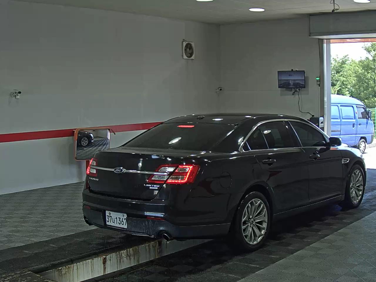 2014 - ford taurus