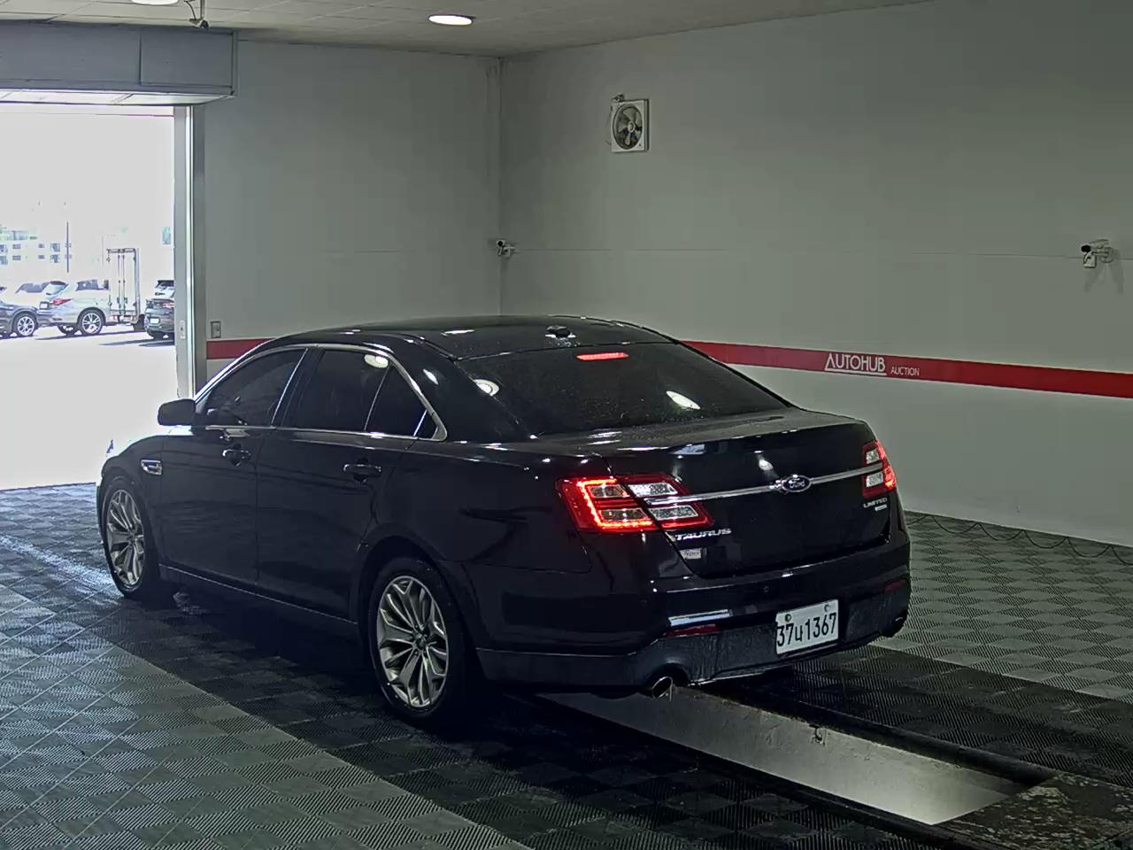 2014 - ford taurus