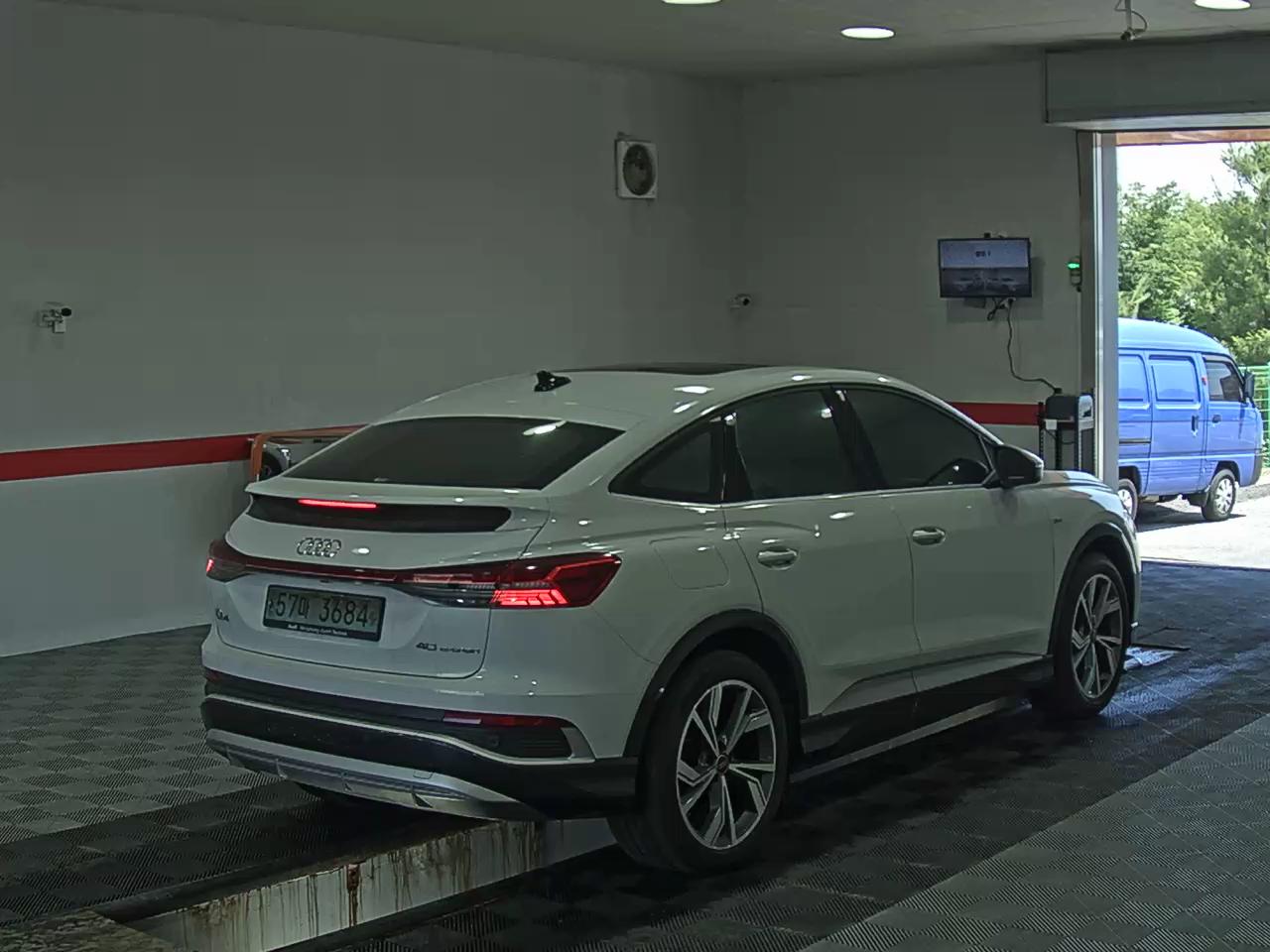 2022 - audi q4