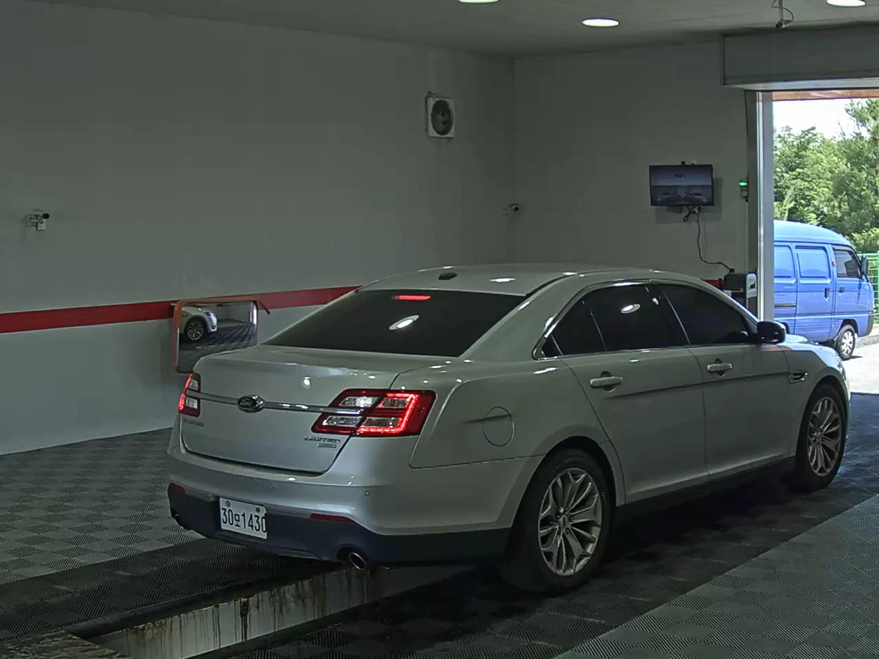 2015 - ford taurus