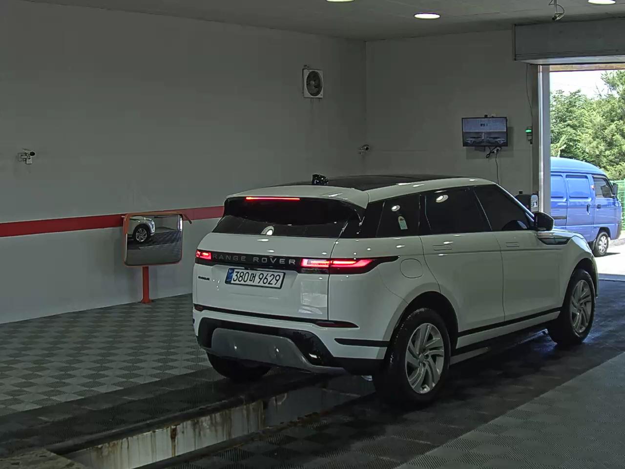 2025 - land rover range rover