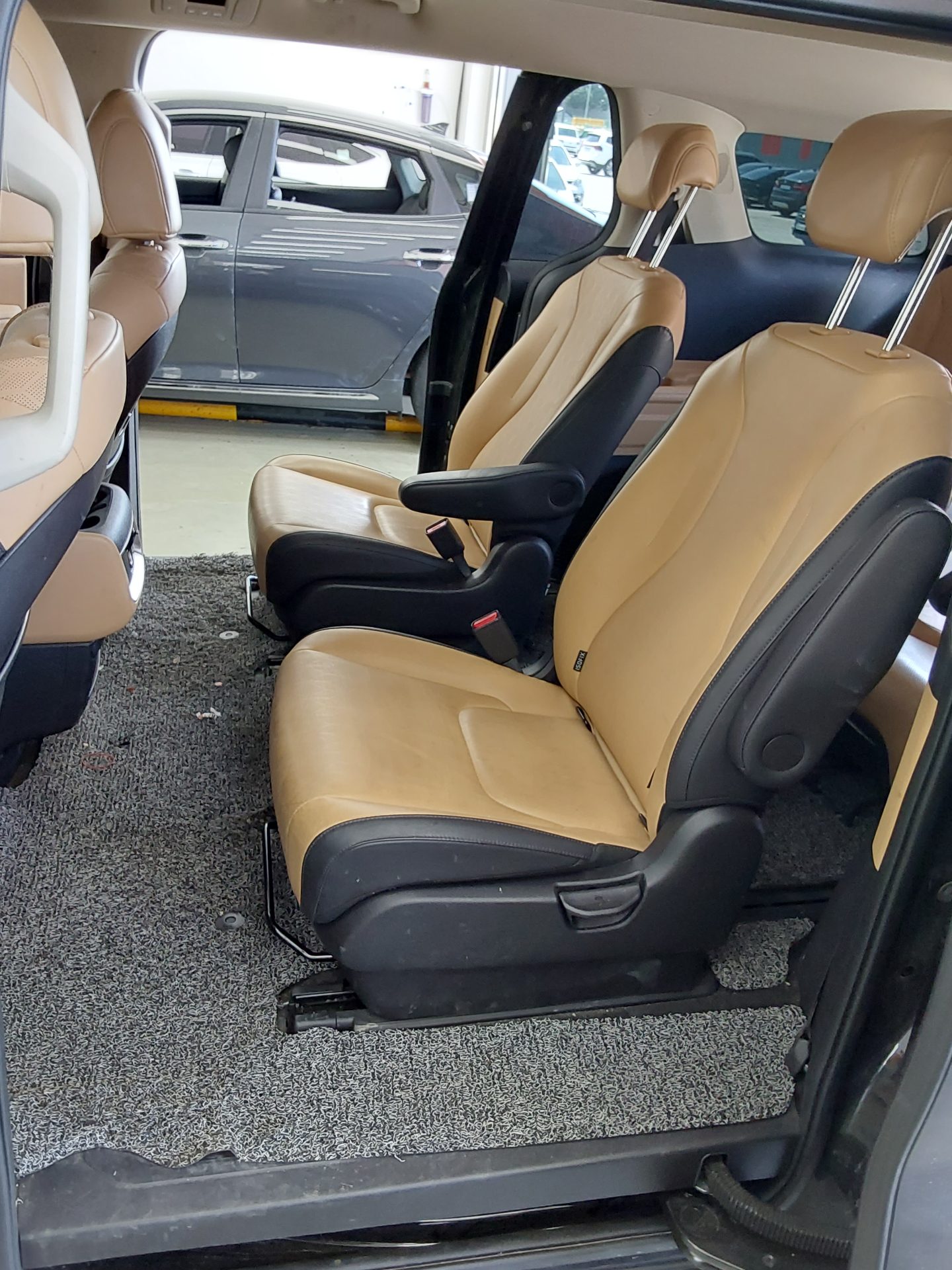 2023 - kia carnival