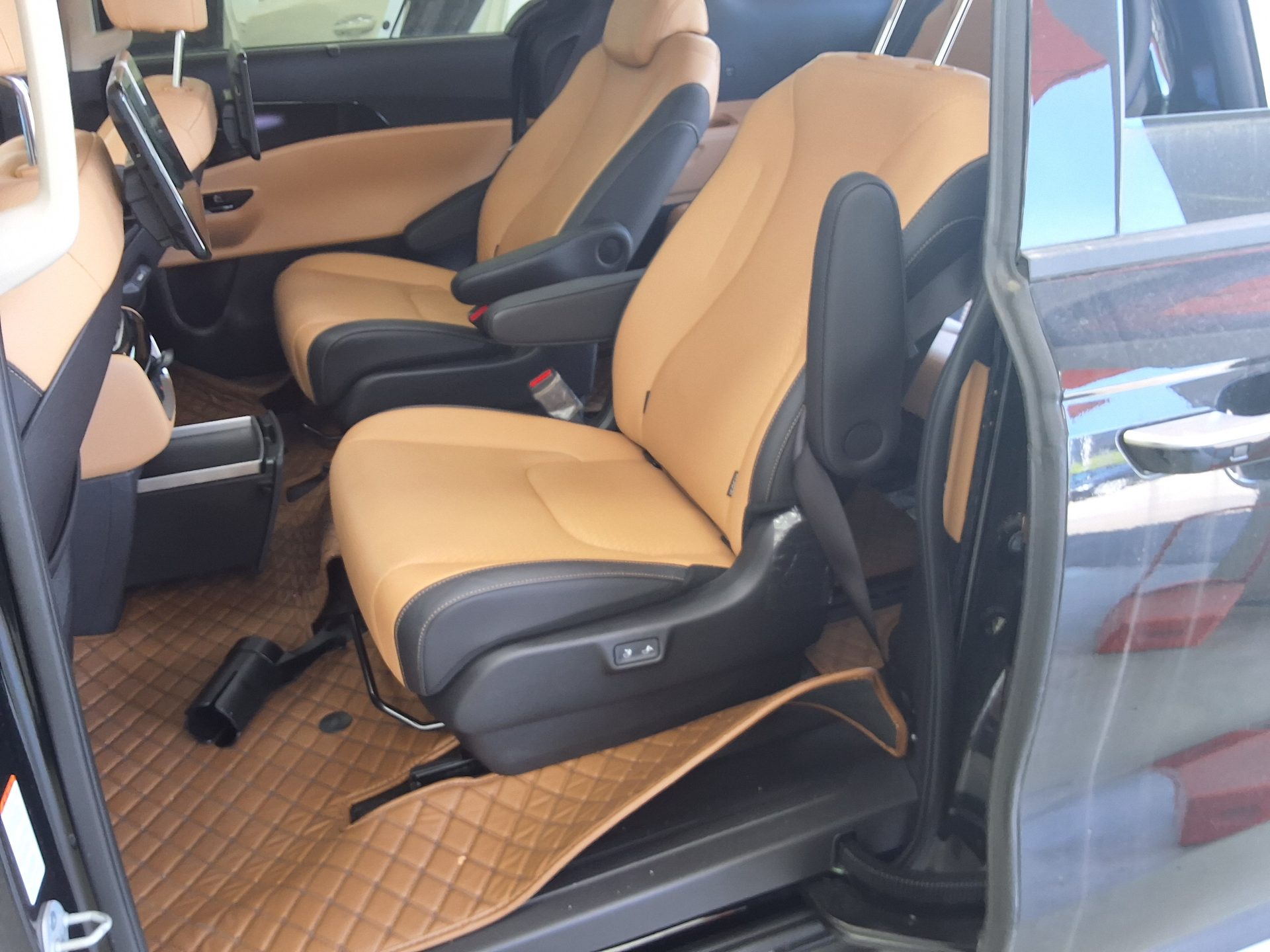 2023 - kia carnival