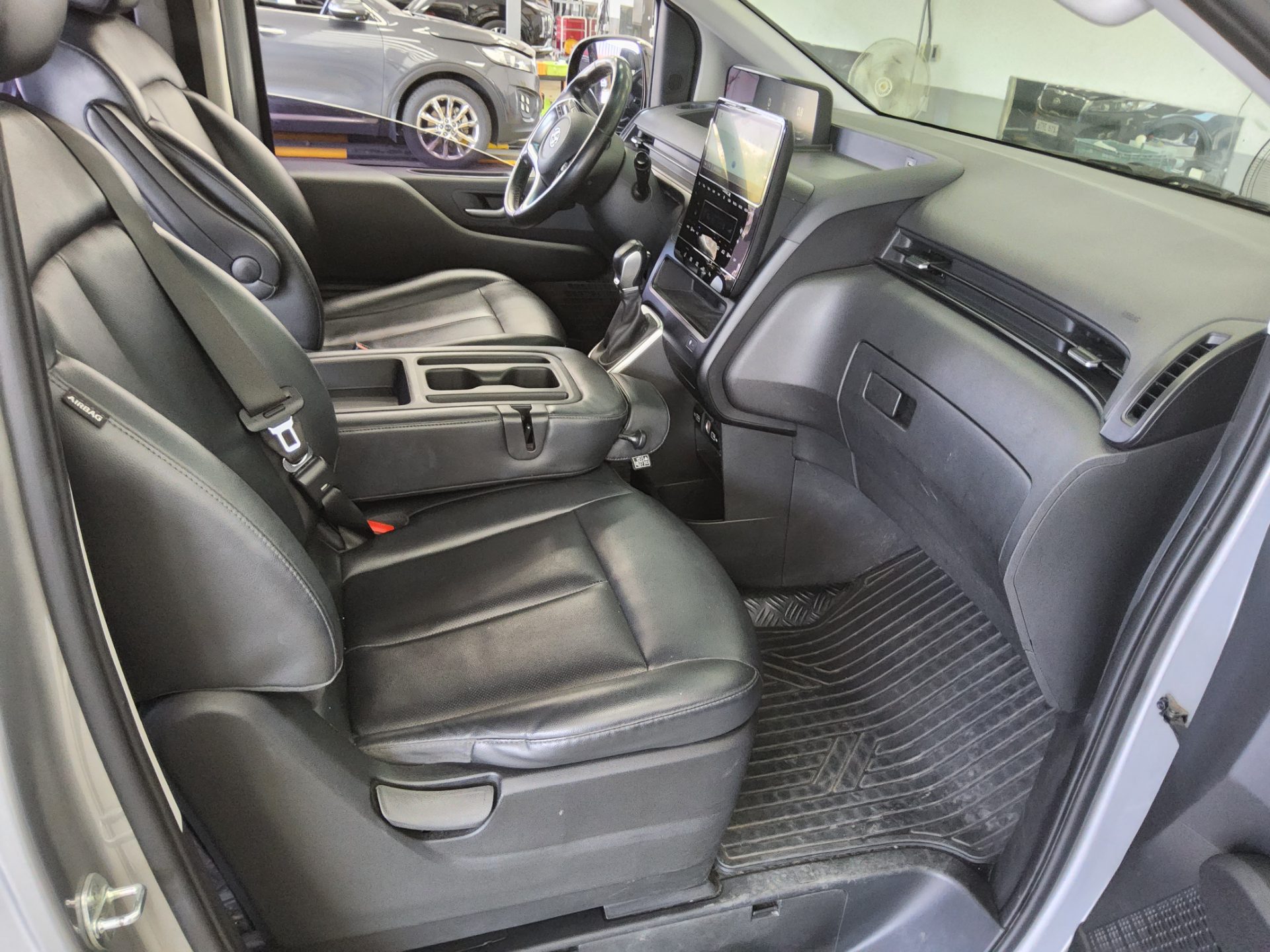 2022 - hyundai staria