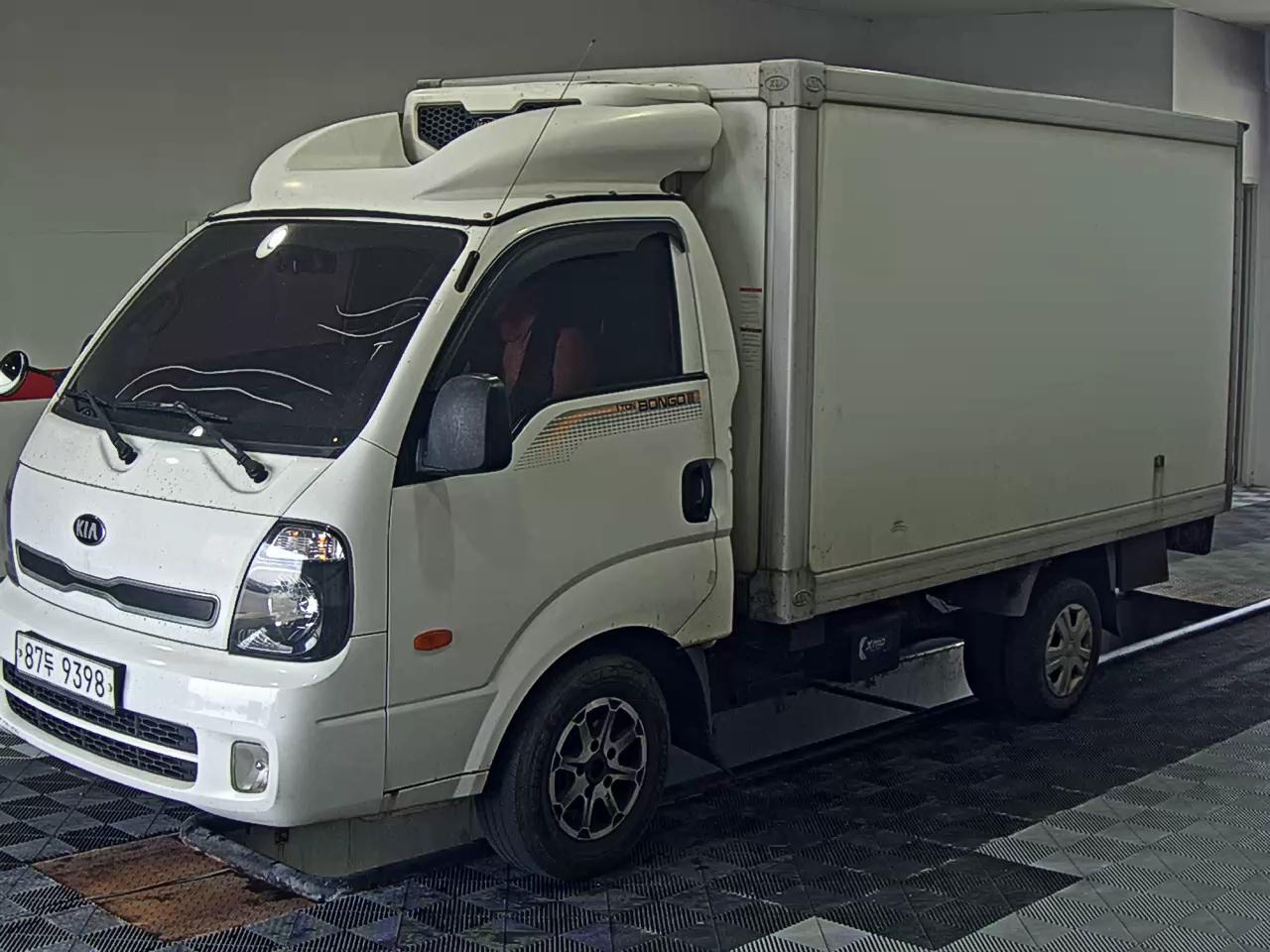 KIA BONGO III CARGO FREEZER BOX TRUCK 1 TON STANDARD CAB