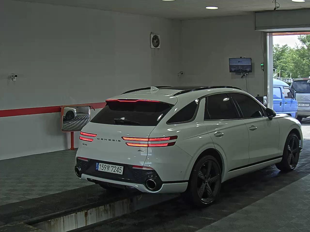 2022 - genesis gv70