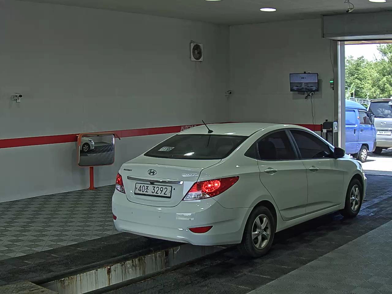 2012 - hyundai accent