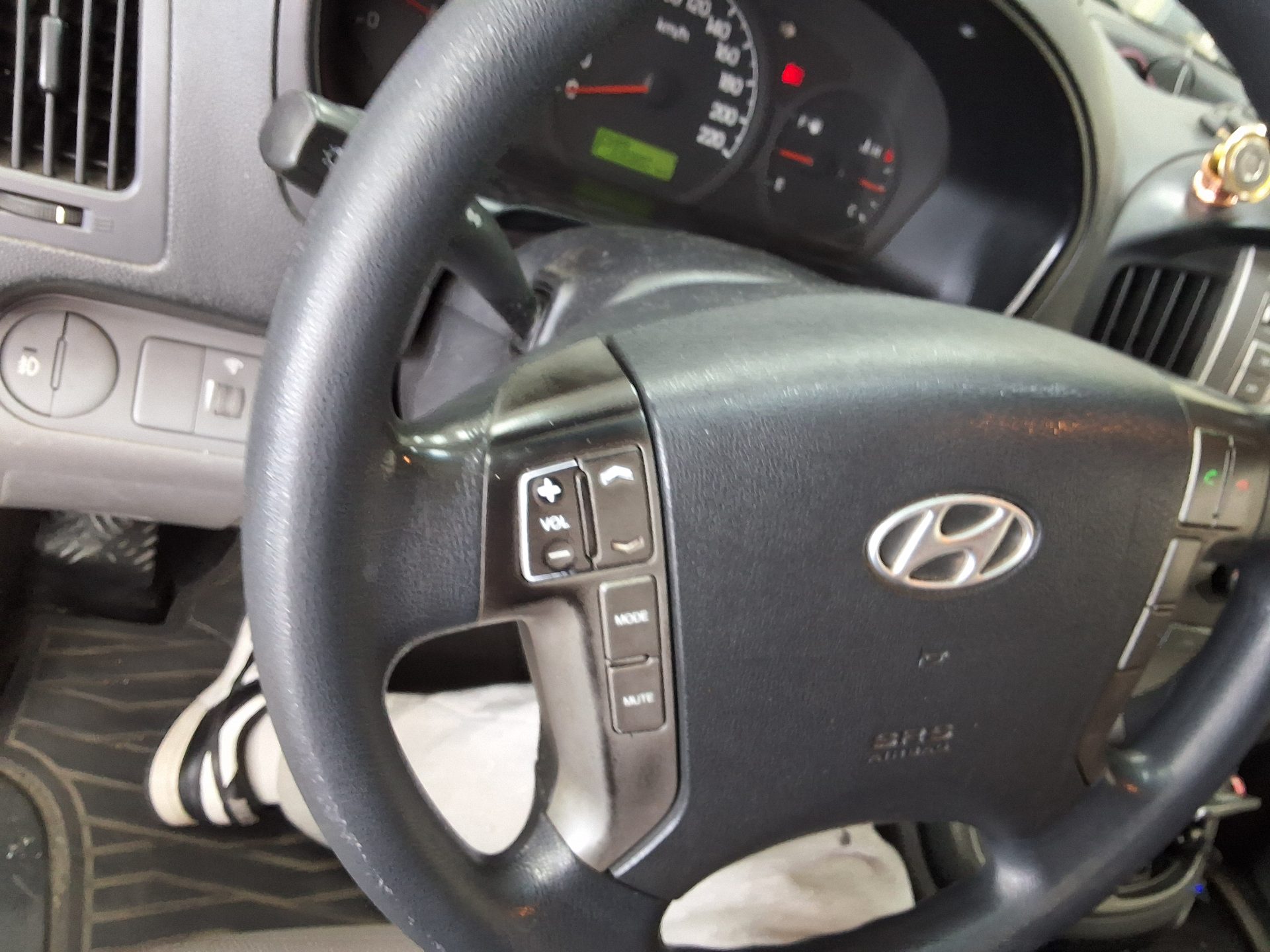 2012 - hyundai grand starex