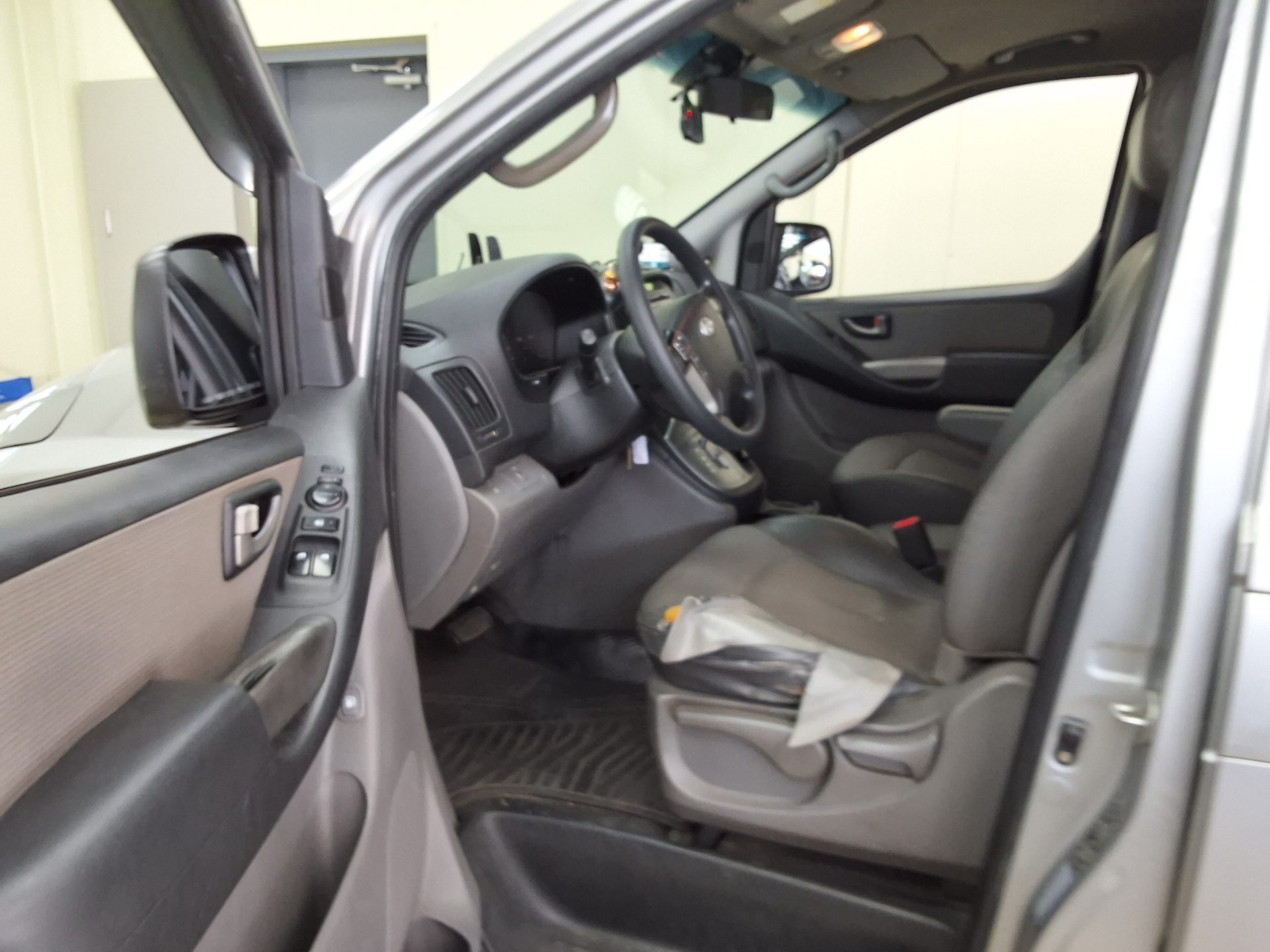 2012 - hyundai grand starex