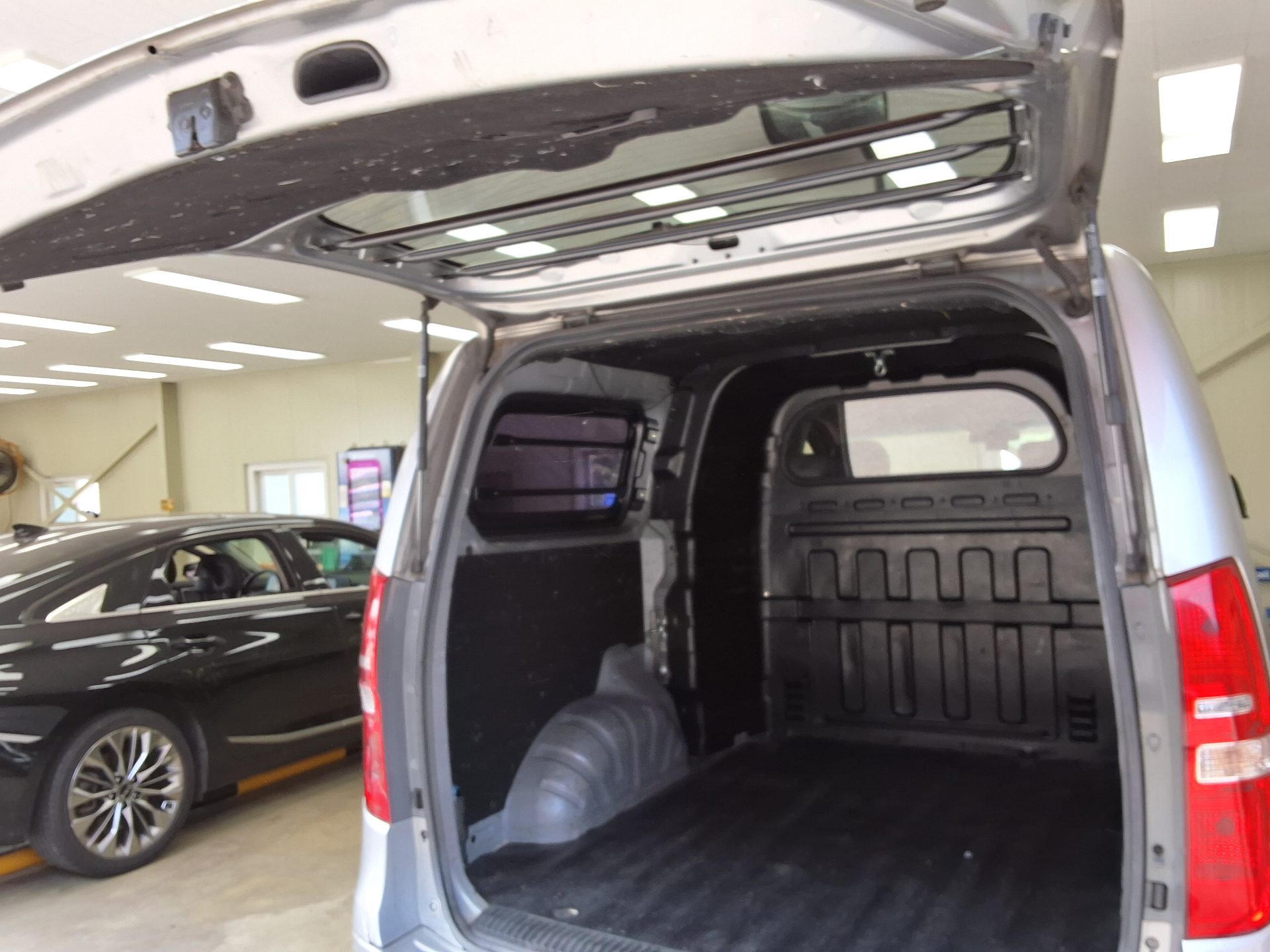 2012 - hyundai grand starex
