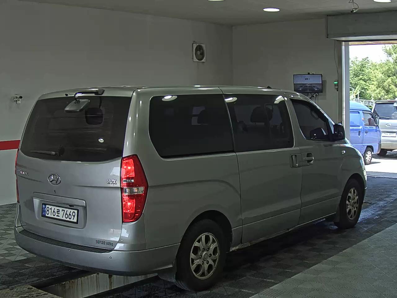 2012 - hyundai grand starex