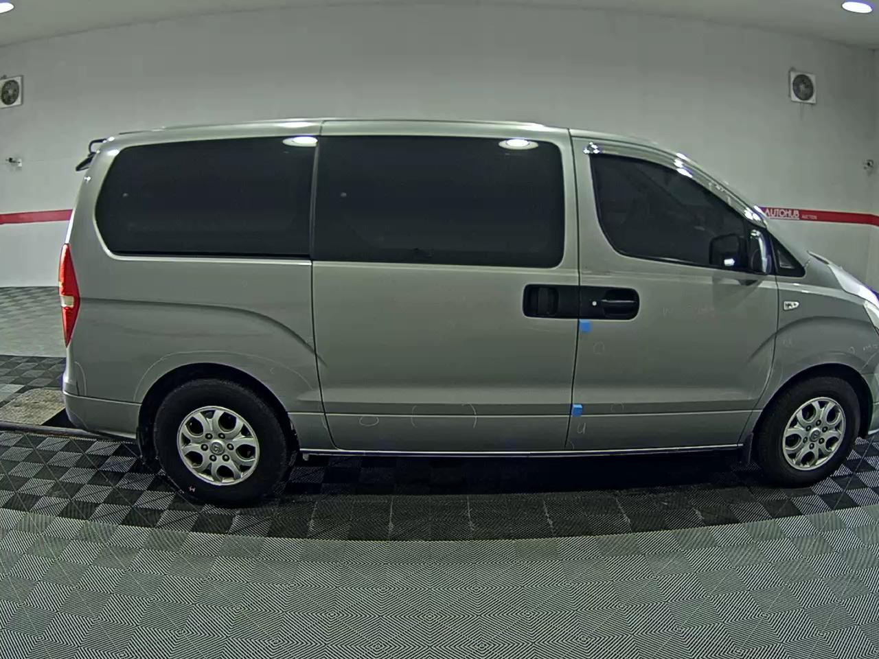 2011 - hyundai grand starex