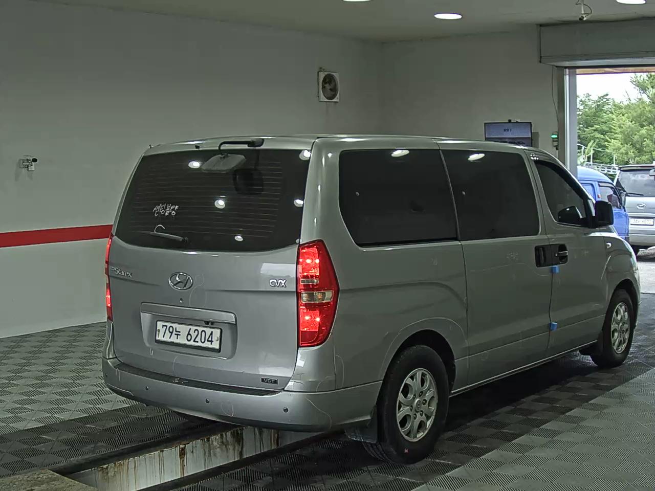 2011 - hyundai grand starex