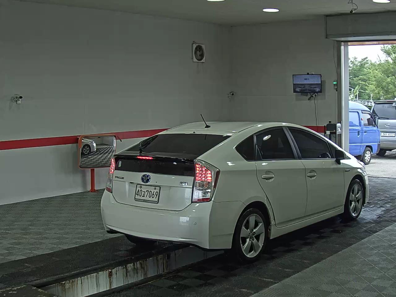 2011 - toyota prius