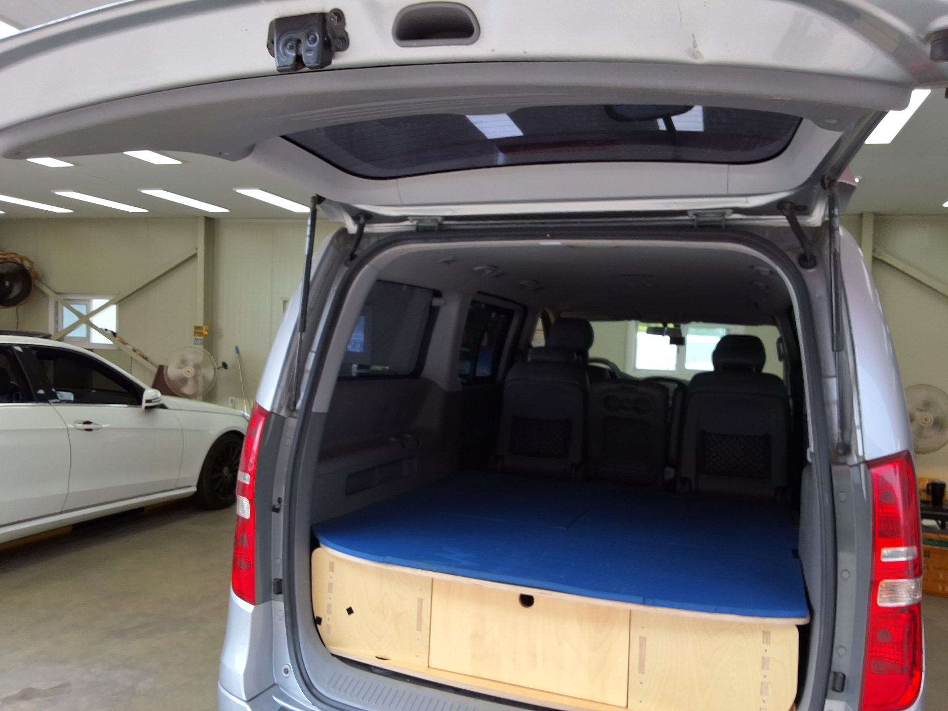 2012 - hyundai grand starex
