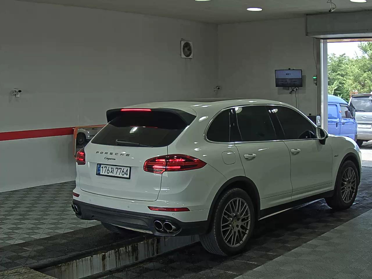 2016 - porsche cayenne