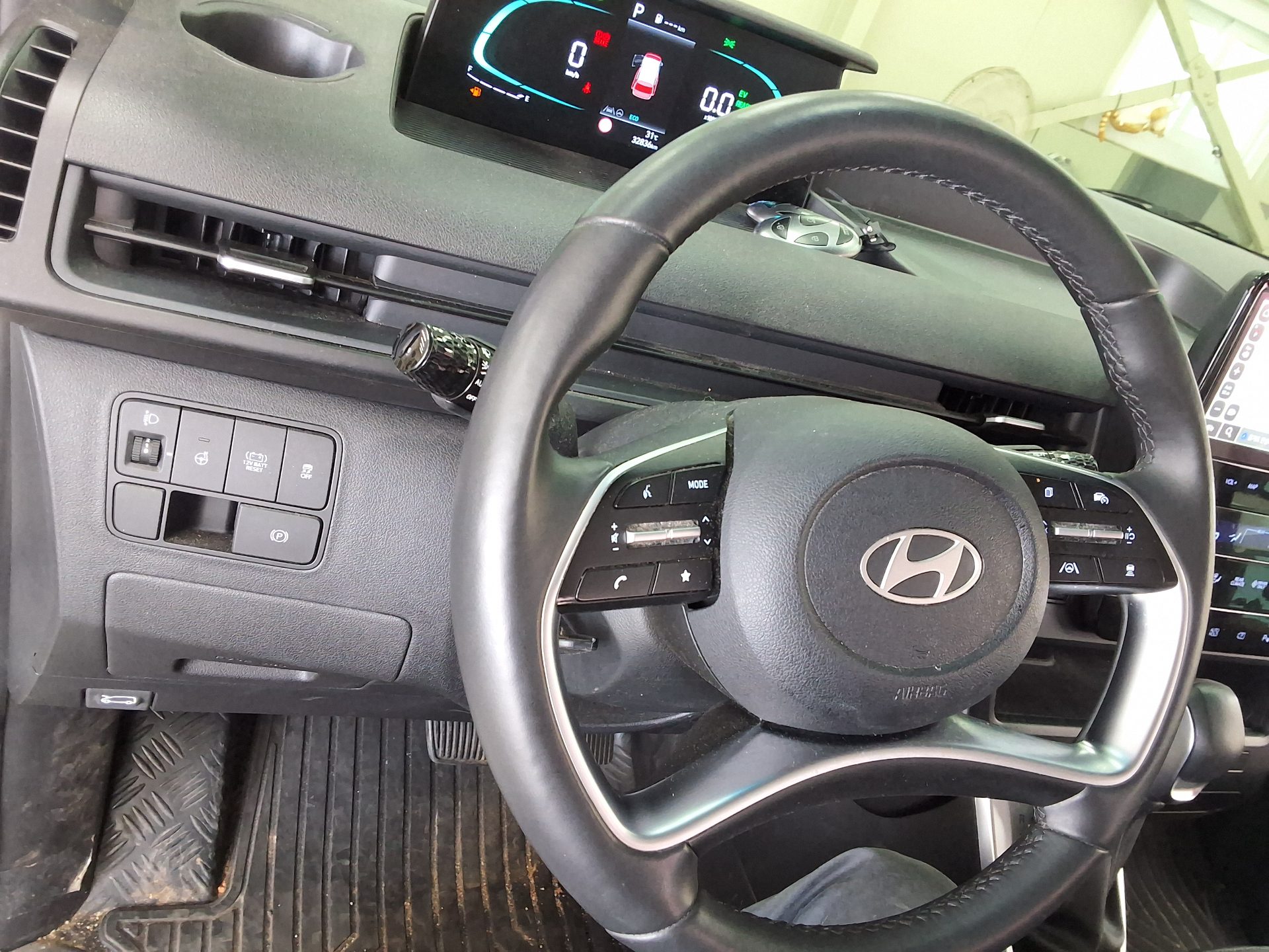 2025 - hyundai staria