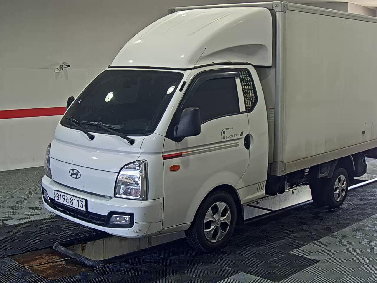 HYUNDAI PORTER II HIGH-ROOF BUILT-IN BOX TRUCK SUPER CAB