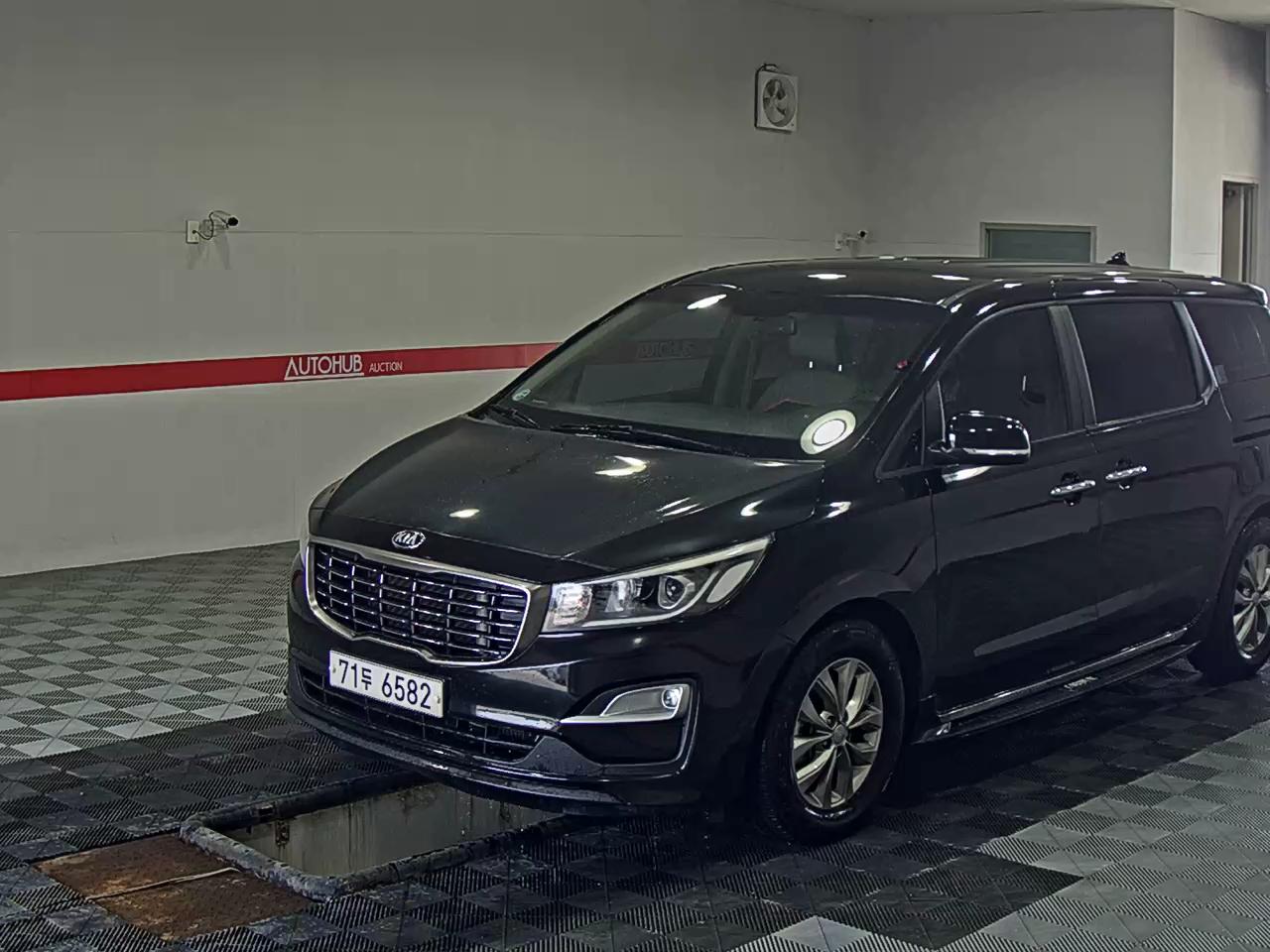 KIA CARNIVAL DELUXE