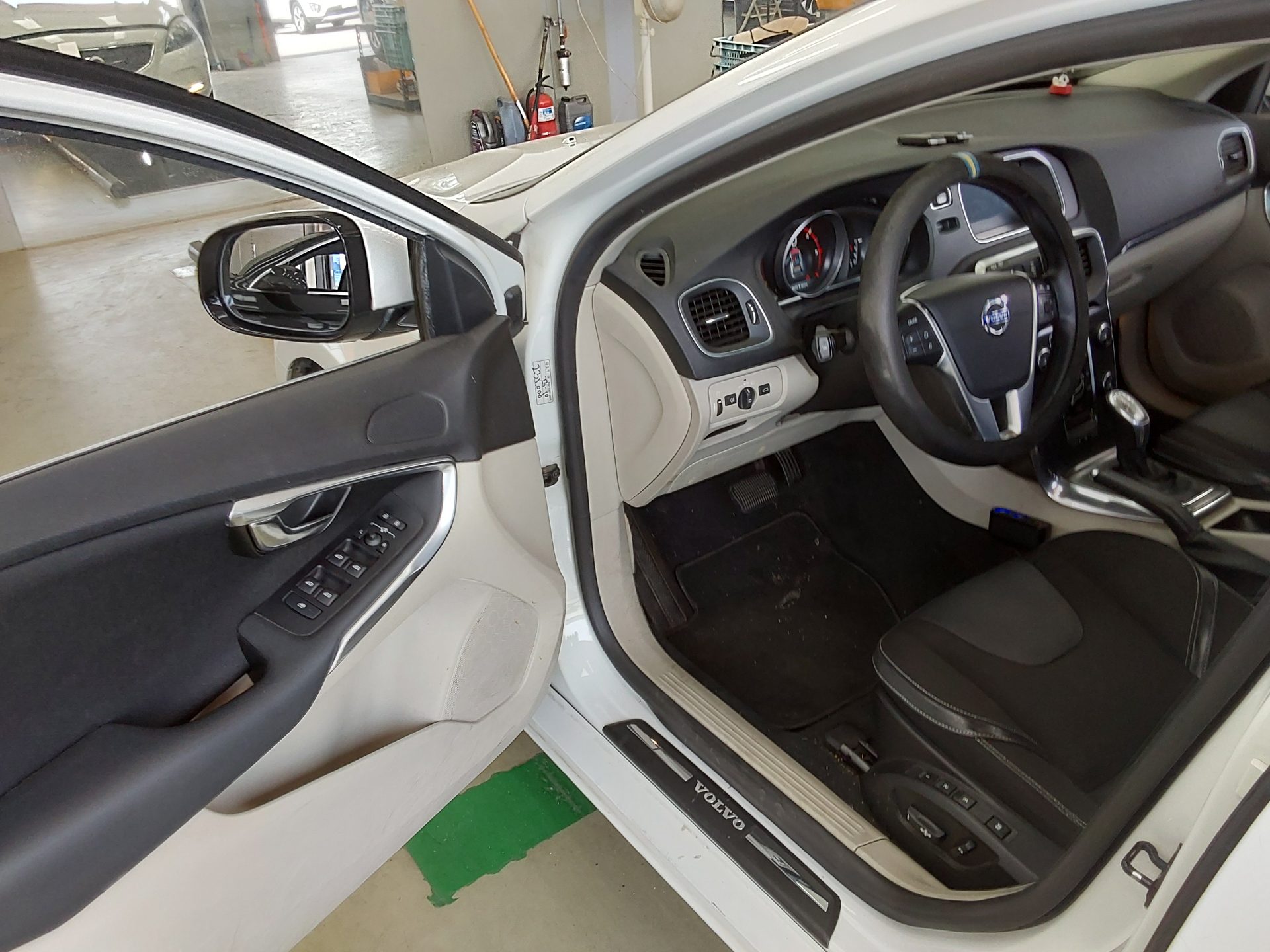 2013 - volvo v40