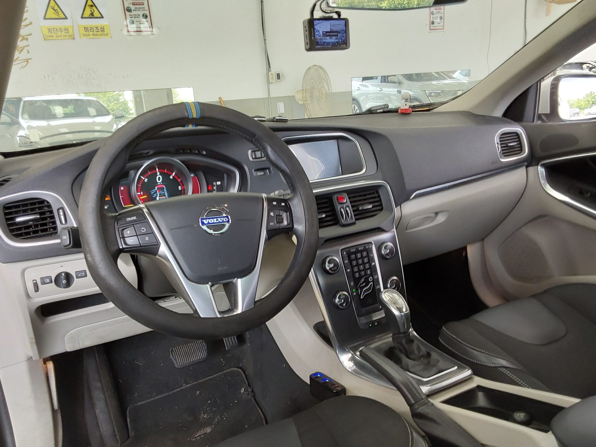 2013 - volvo v40