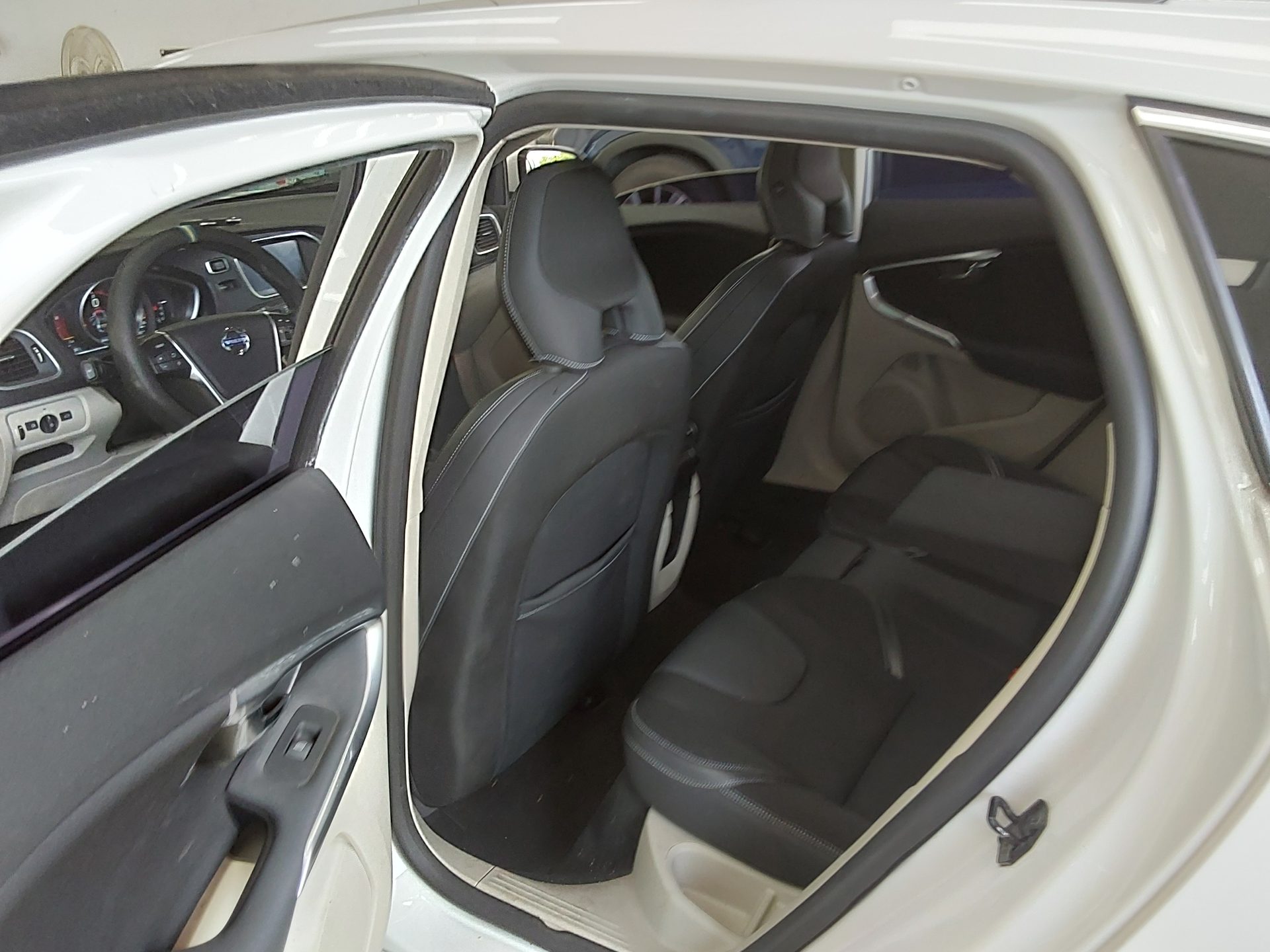 2013 - volvo v40