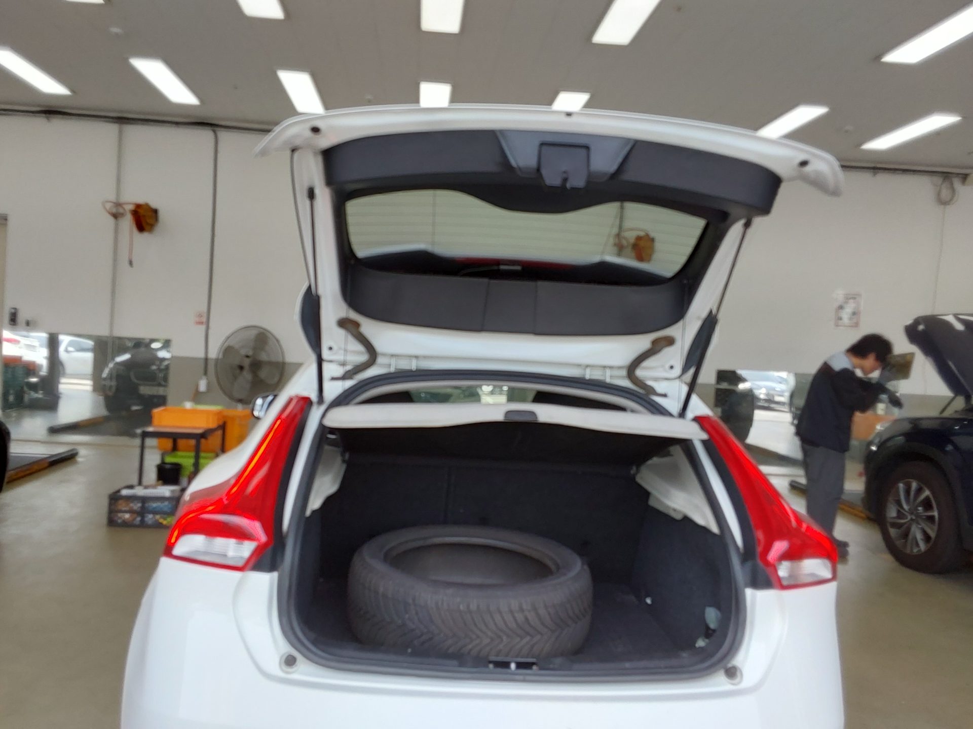 2013 - volvo v40