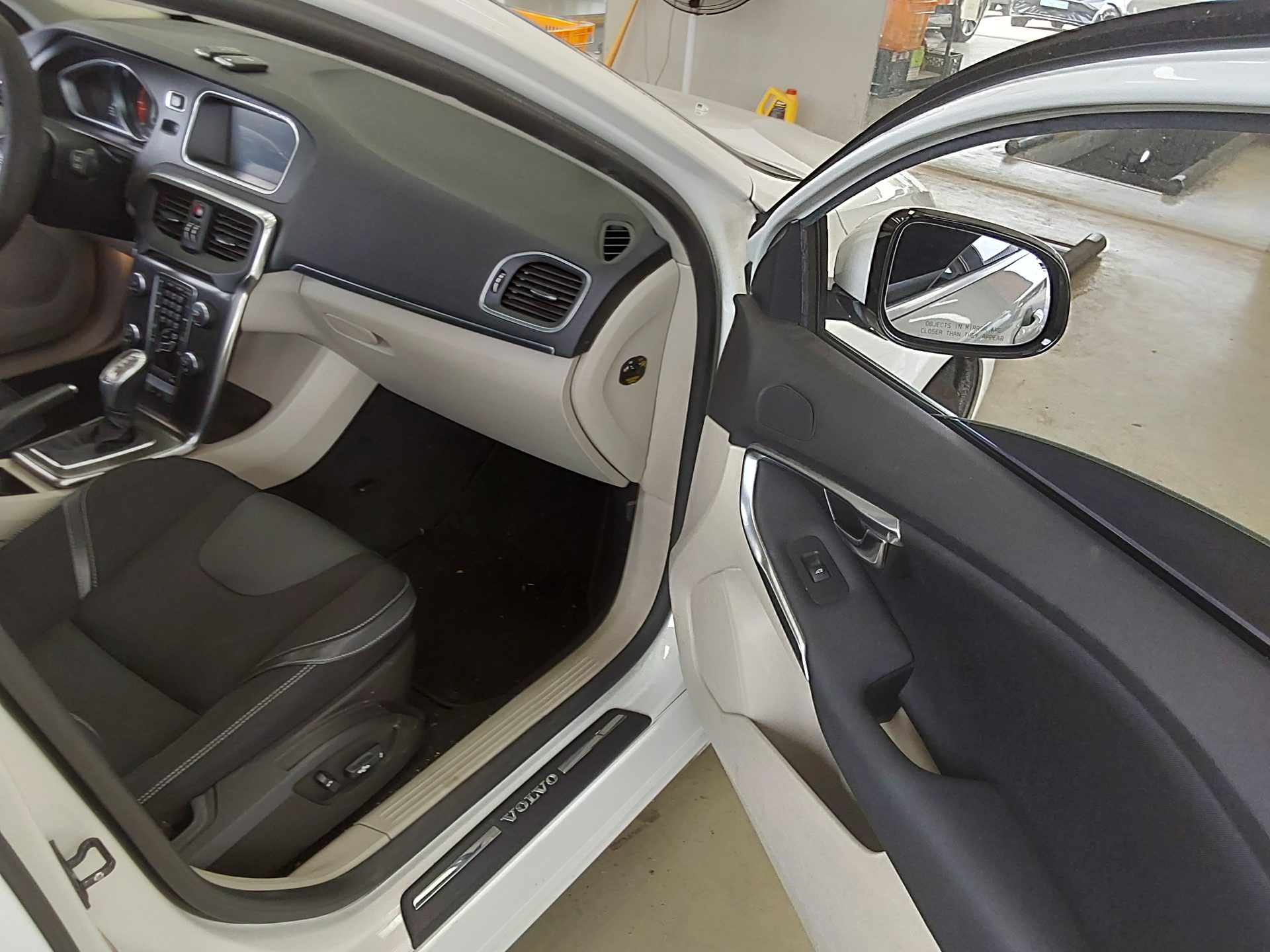2013 - volvo v40