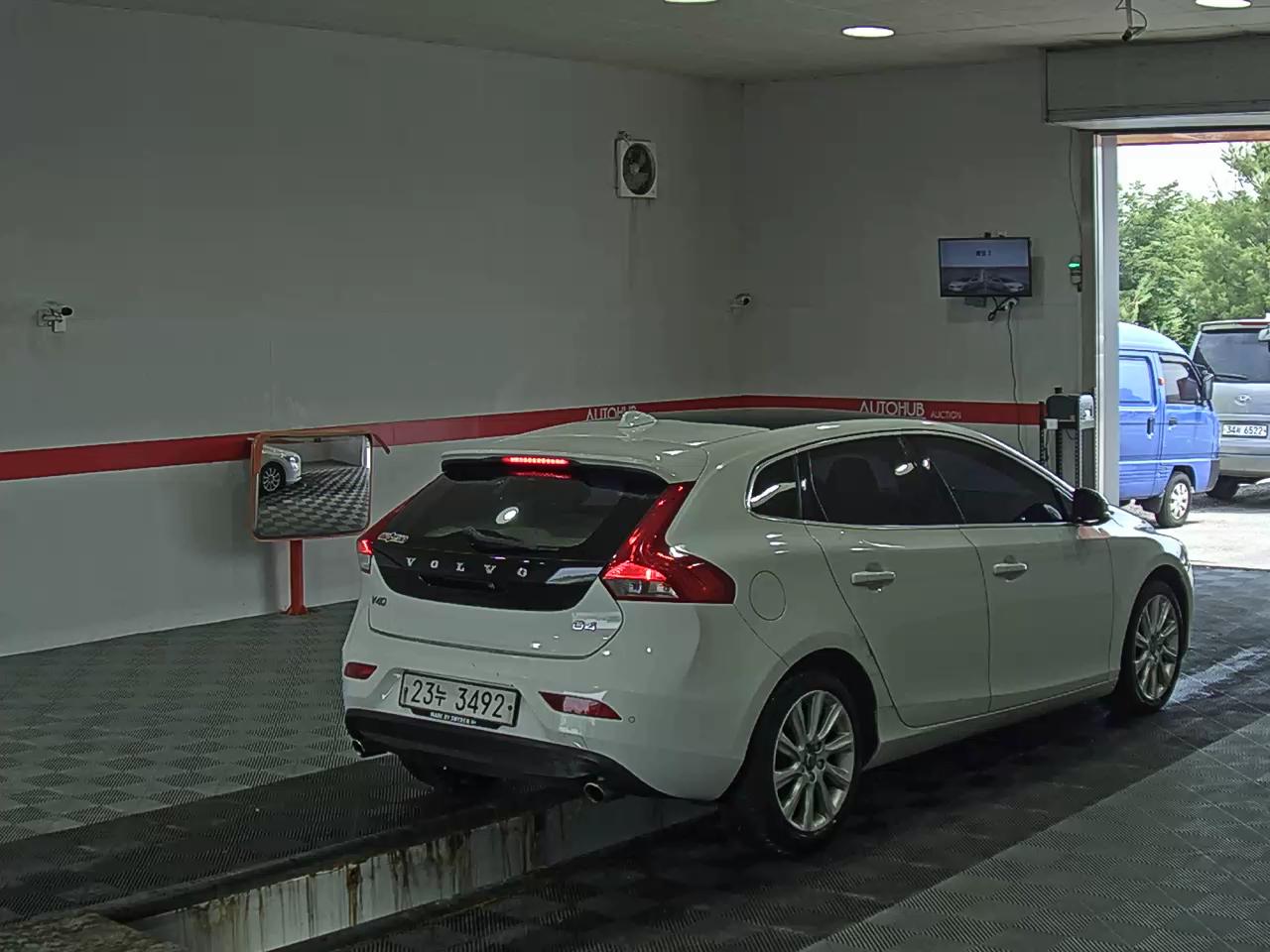 2013 - volvo v40