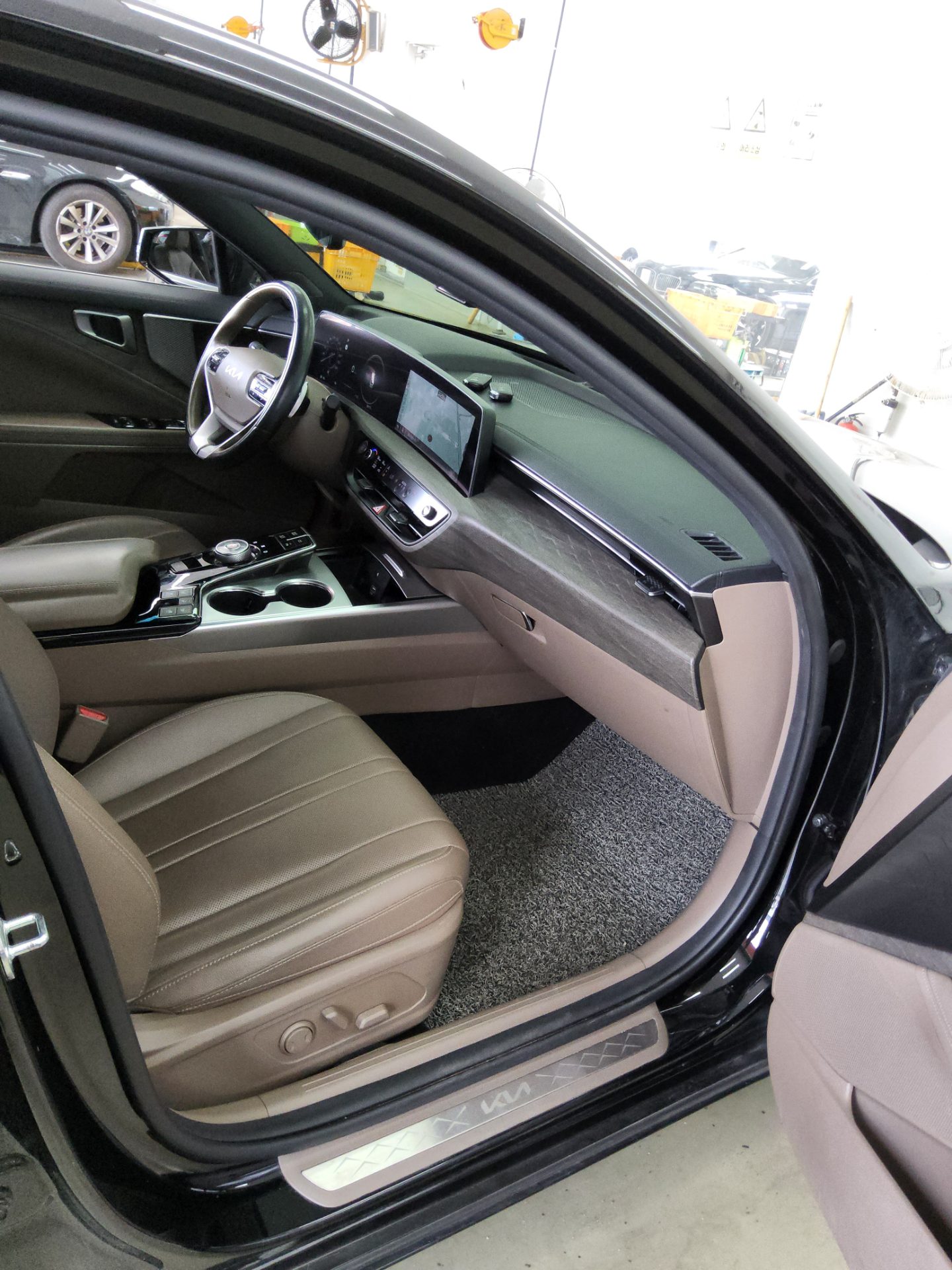 2023 - kia k8