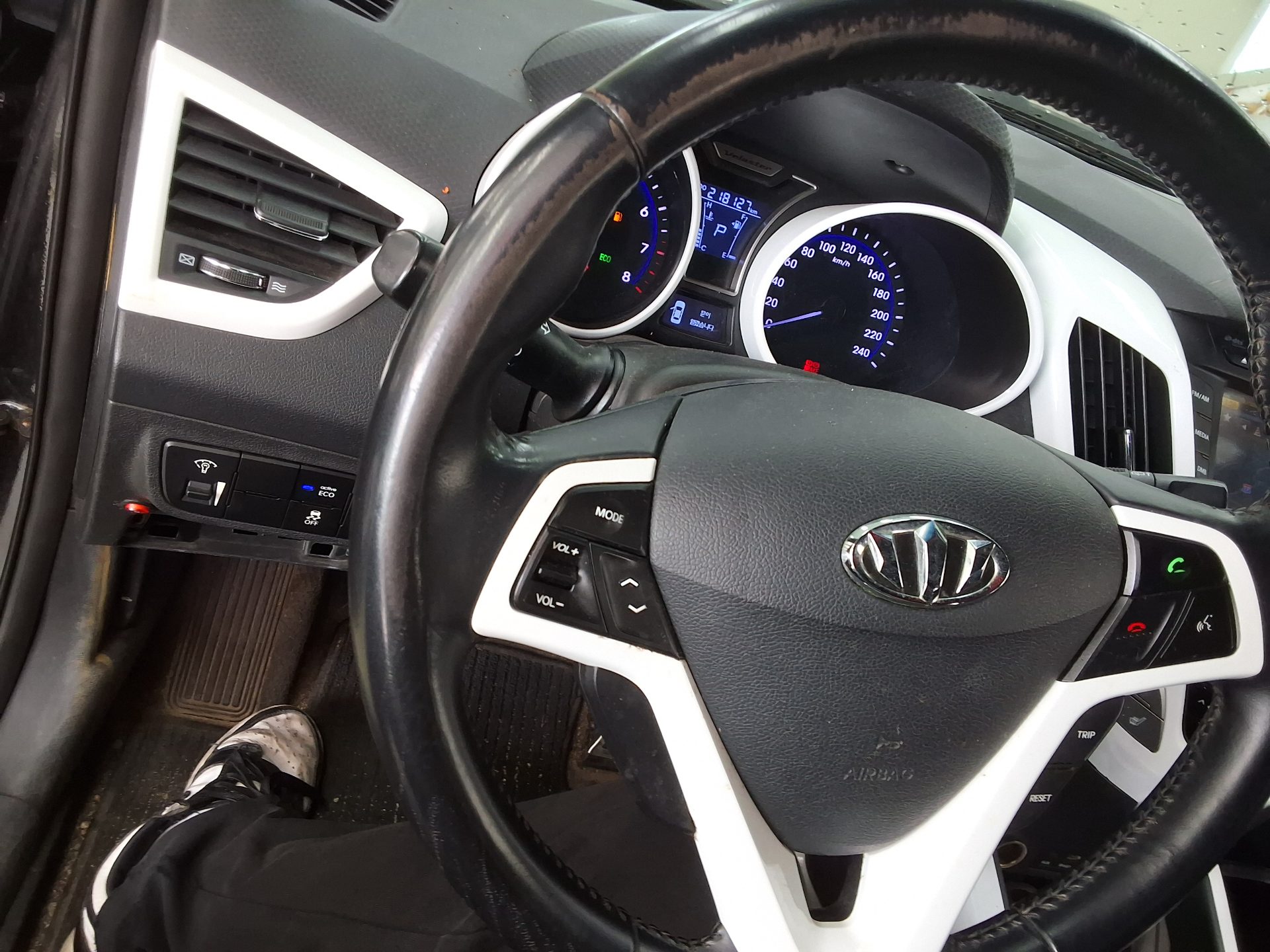2012 - hyundai veloster