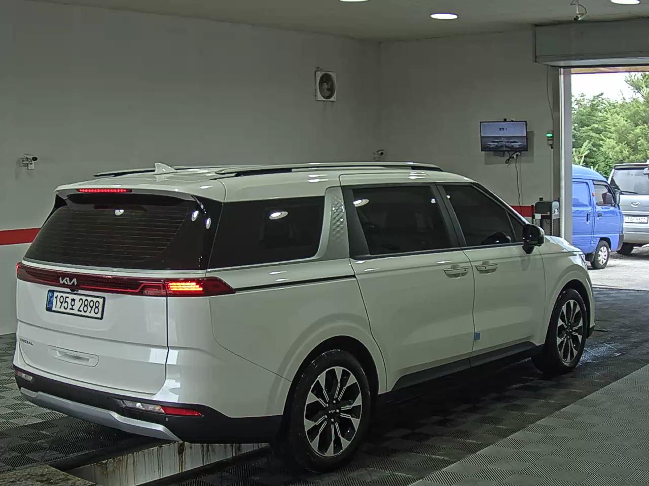 2023 - kia carnival