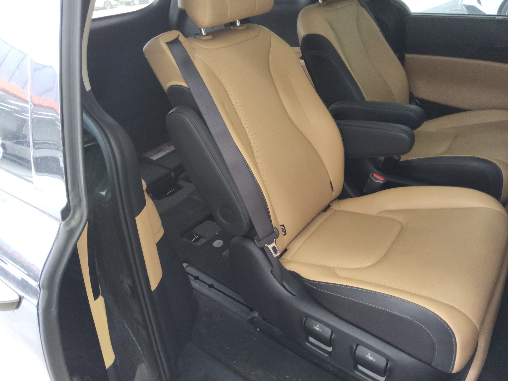 2023 - kia carnival