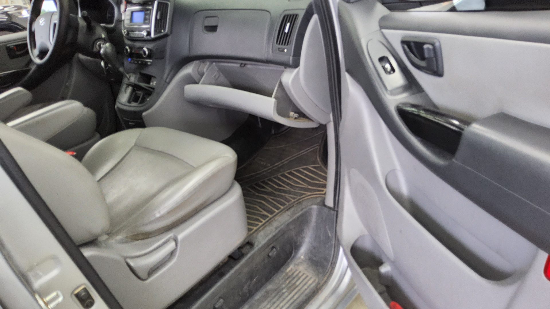 2021 - hyundai grand starex